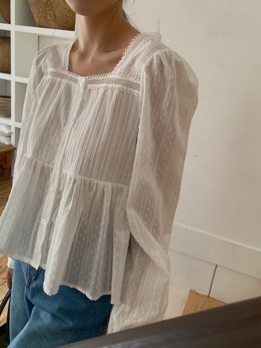 #228N741 滿瀉細節，傘擺 Lace blouse