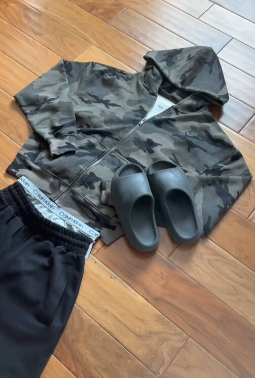 YEEZY SLIDE Kanye West