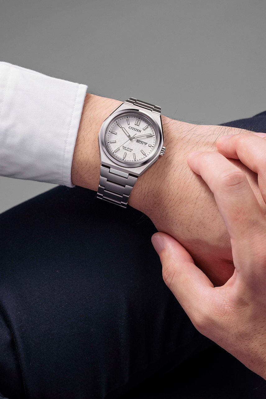 萬年鐘錶 - Citizen 星辰錶  超級鈦輕盈耐磨光動能男錶  AW0130-85A 錶徑39.5MM