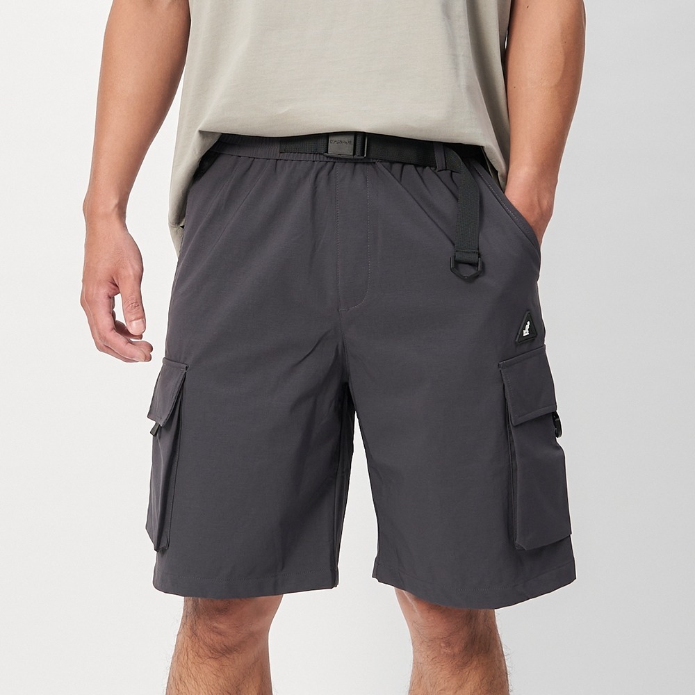 【Kangol】男款多口袋工裝風短褲｜多口袋設計 機能彈性-深灰色・中性風穿搭・中性穿搭・短褲推薦・棉寬褲