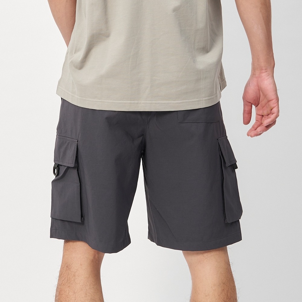 【Kangol】男款多口袋工裝風短褲｜多口袋設計 機能彈性-深灰色・中性風穿搭・中性穿搭・短褲推薦・棉寬褲