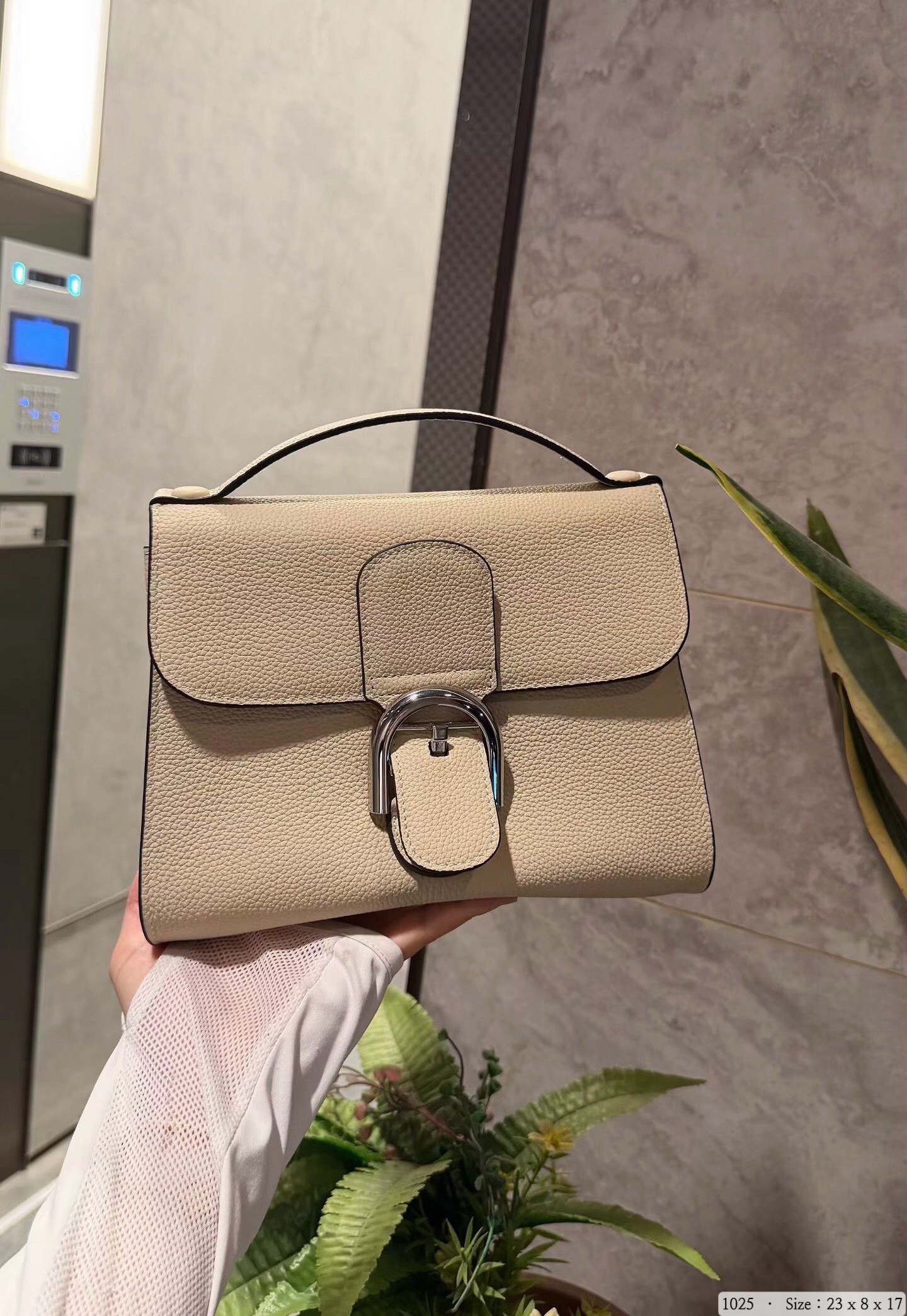 1025韓國真皮極簡金屬扣方形手提包