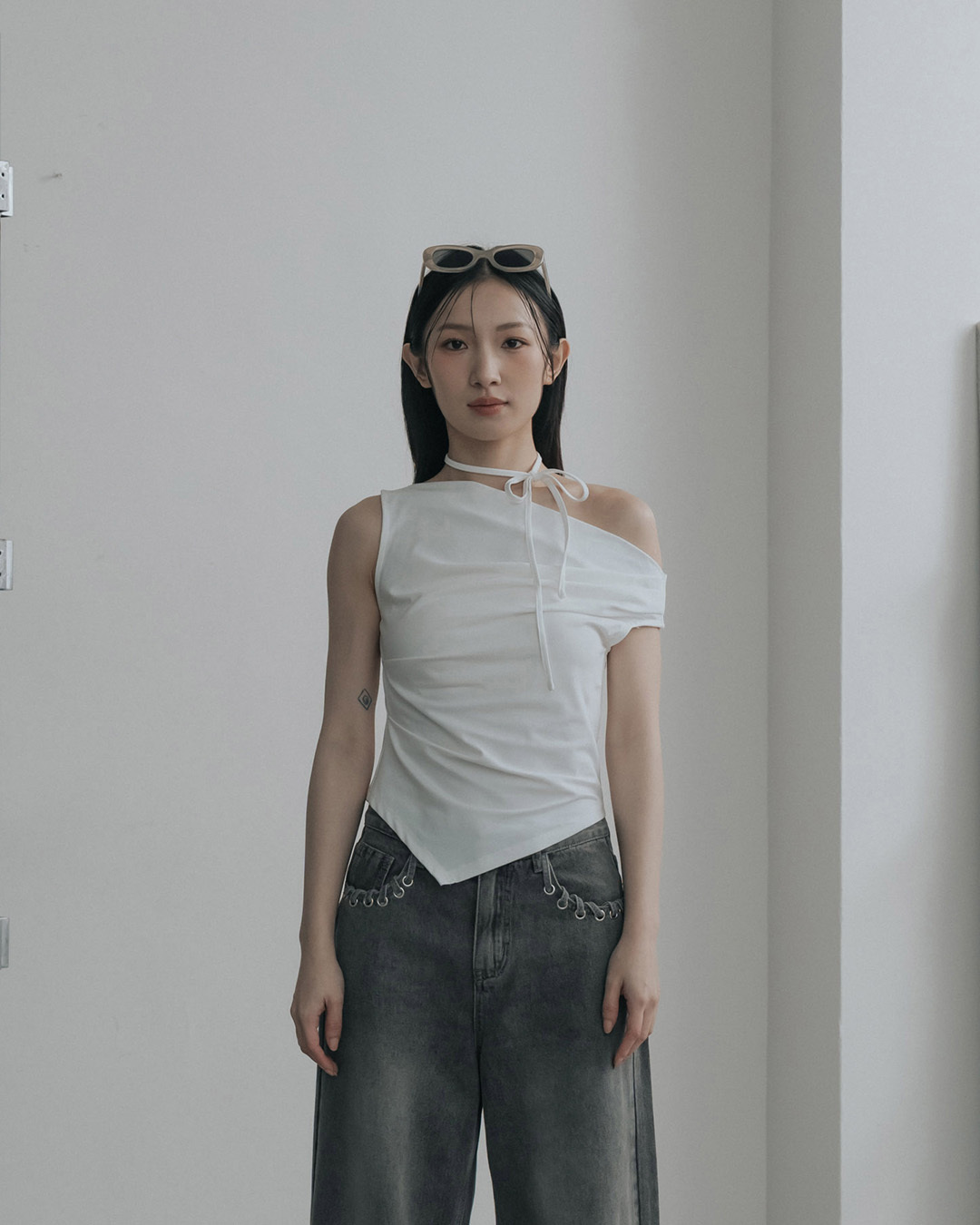 Cooling top with asymmetrical off-shoulder design and tie details - off-white【01099531】in stock+pre-order