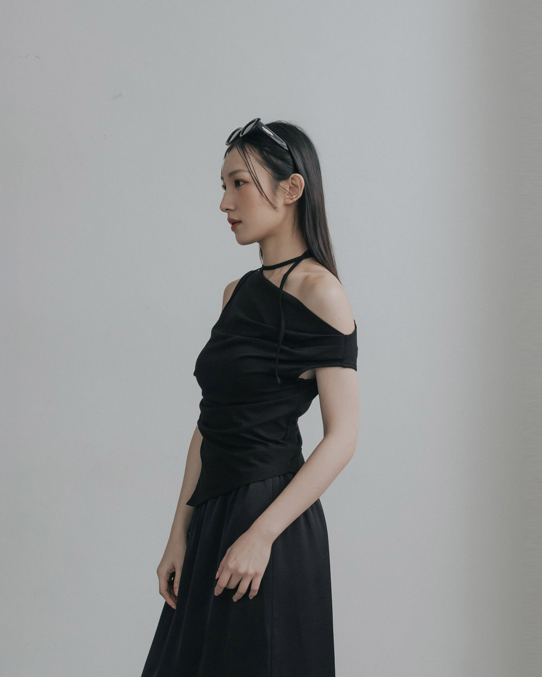 Cooling top with asymmetrical off-shoulder design and tie-up details - black【01099532】in stock+pre-order