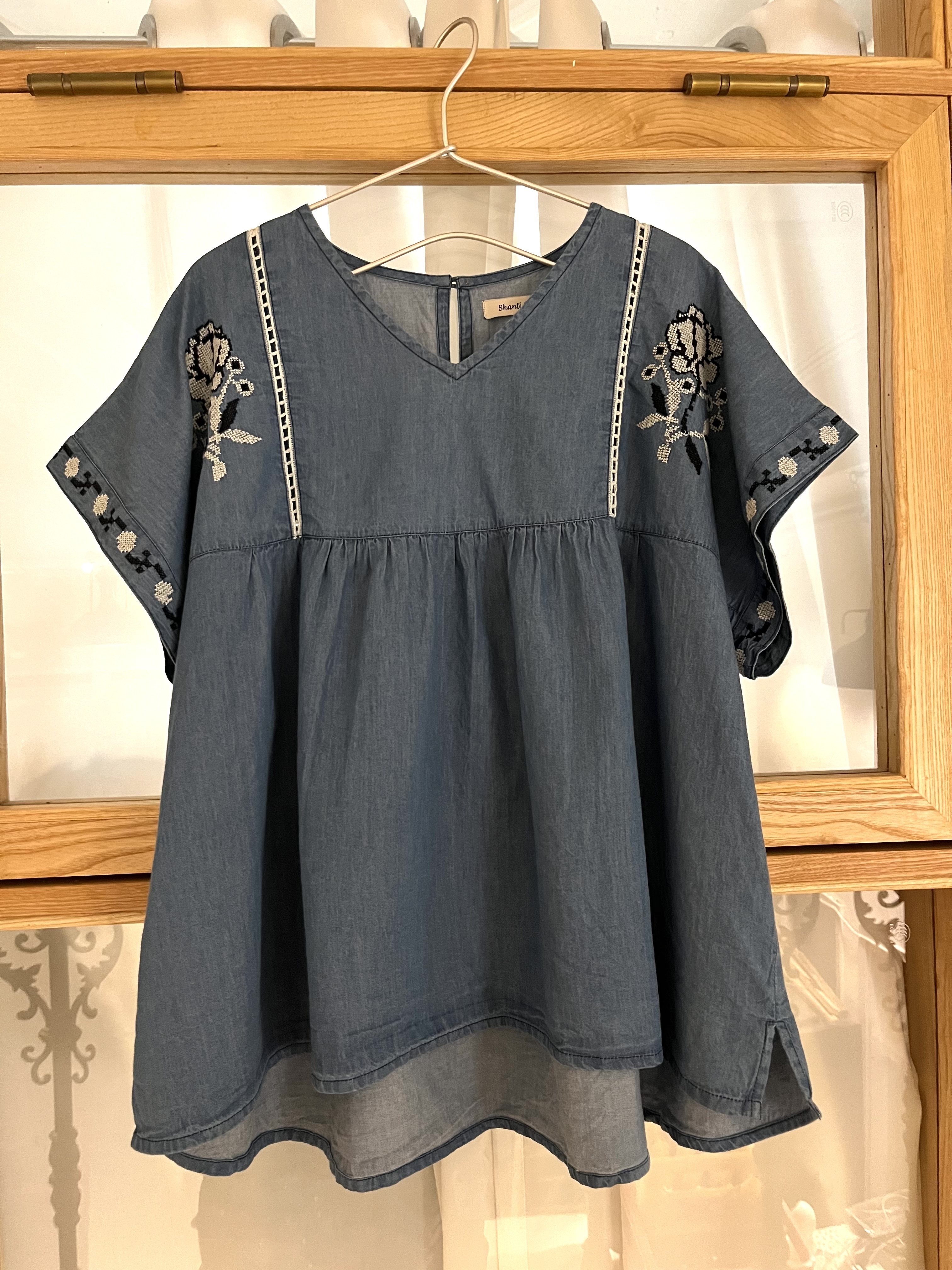 Shanti shanti藍色V領刺繡花花top