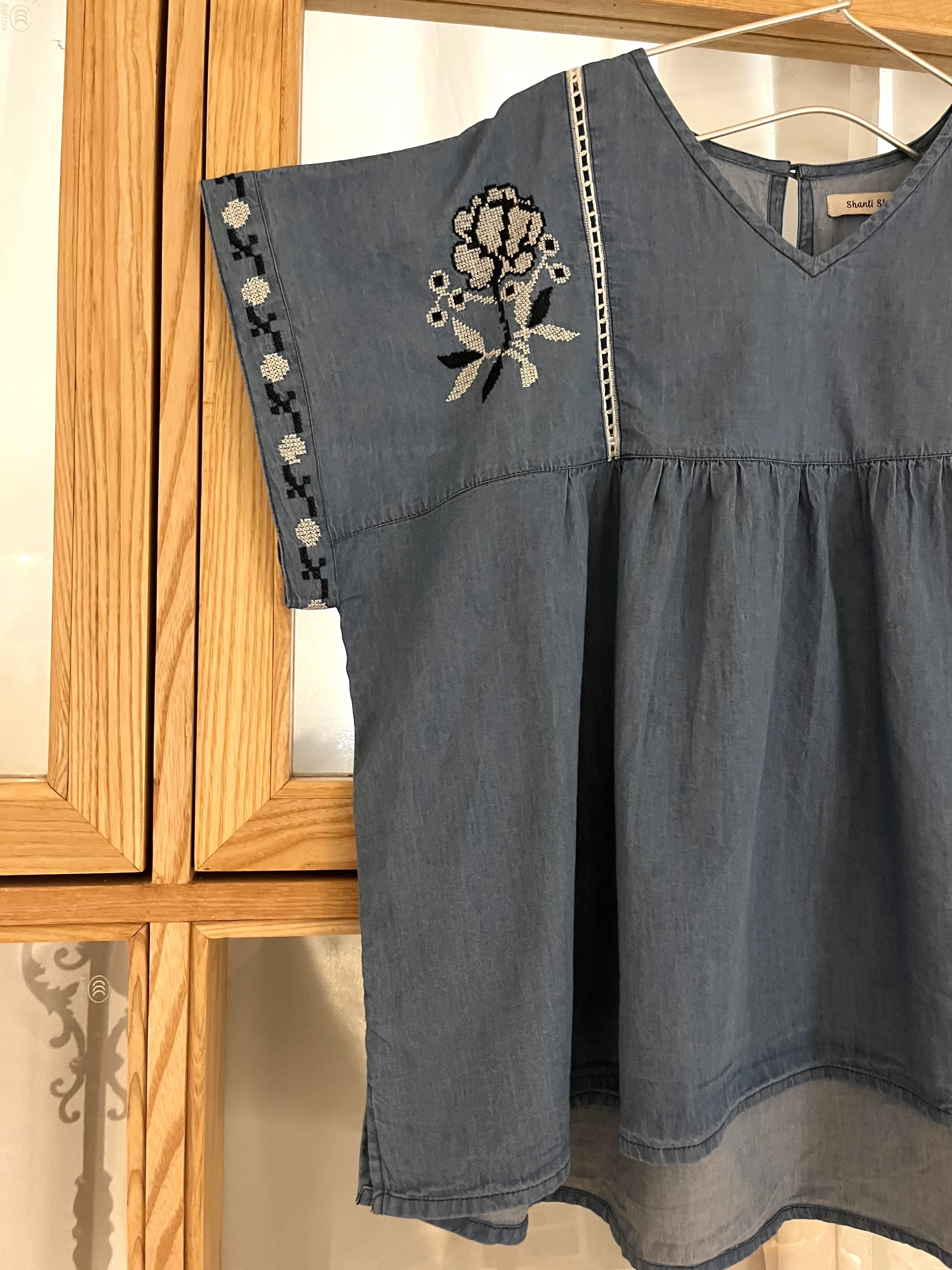 Shanti shanti藍色V領刺繡花花top
