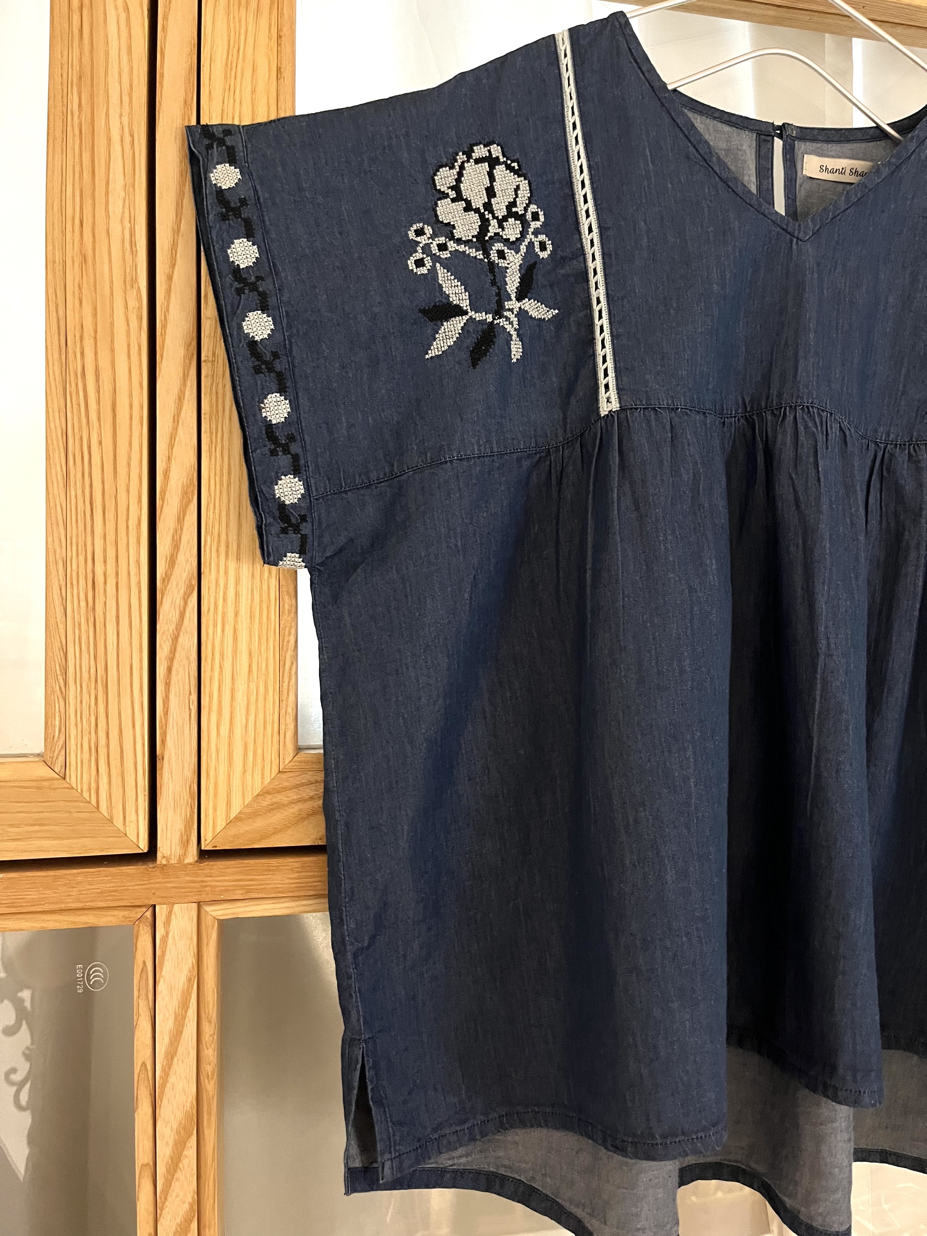 Shanti shanti深藍色V領刺繡花花top