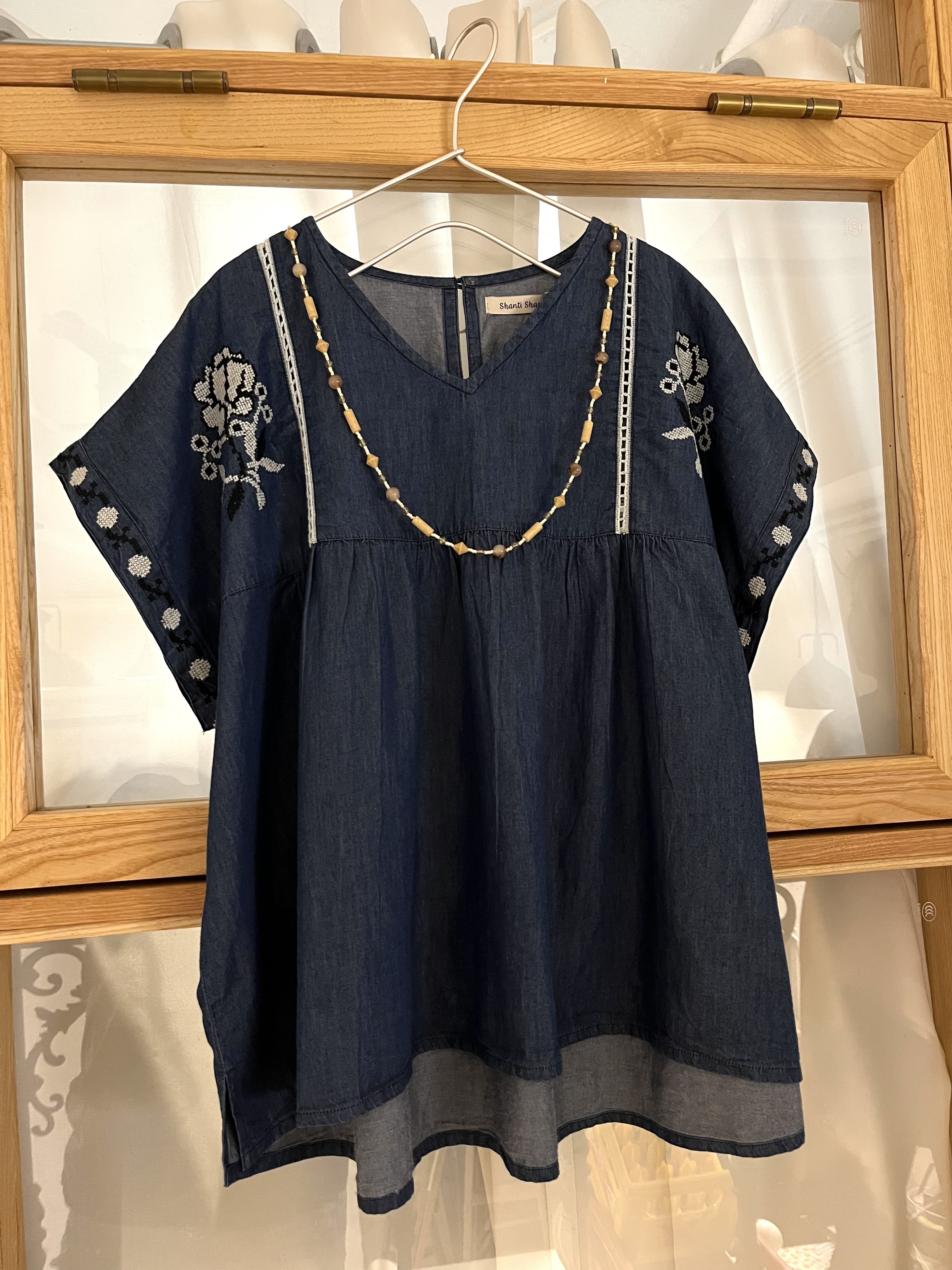 Shanti shanti深藍色V領刺繡花花top