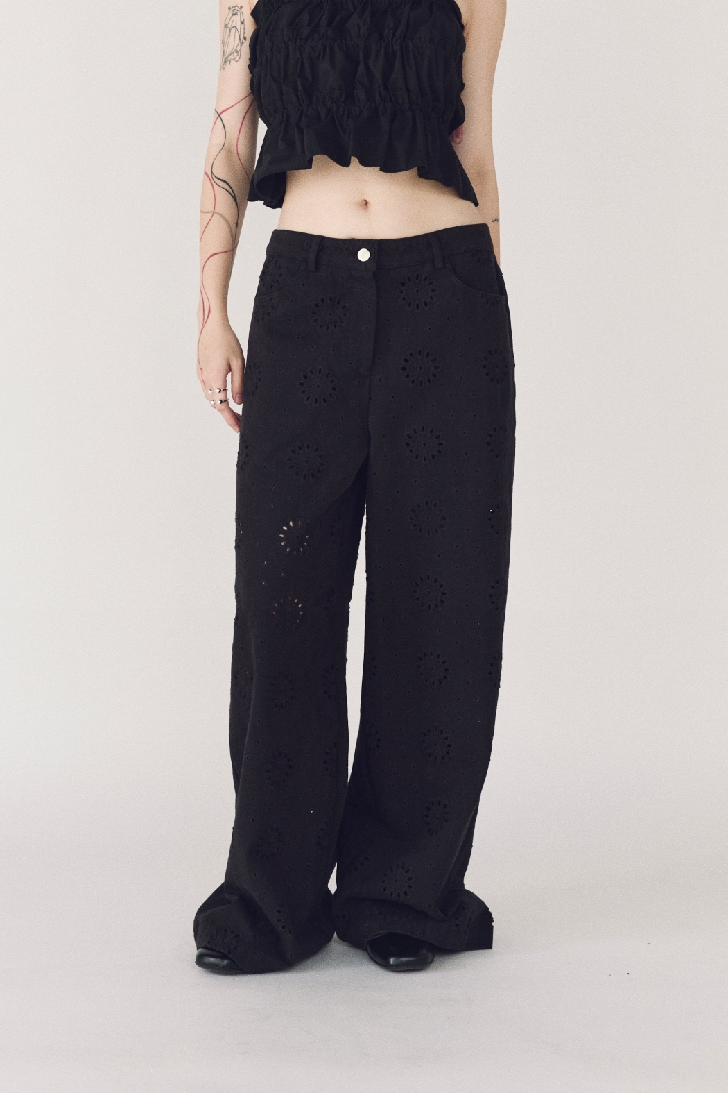 簍空刺繡牛仔褲-黑