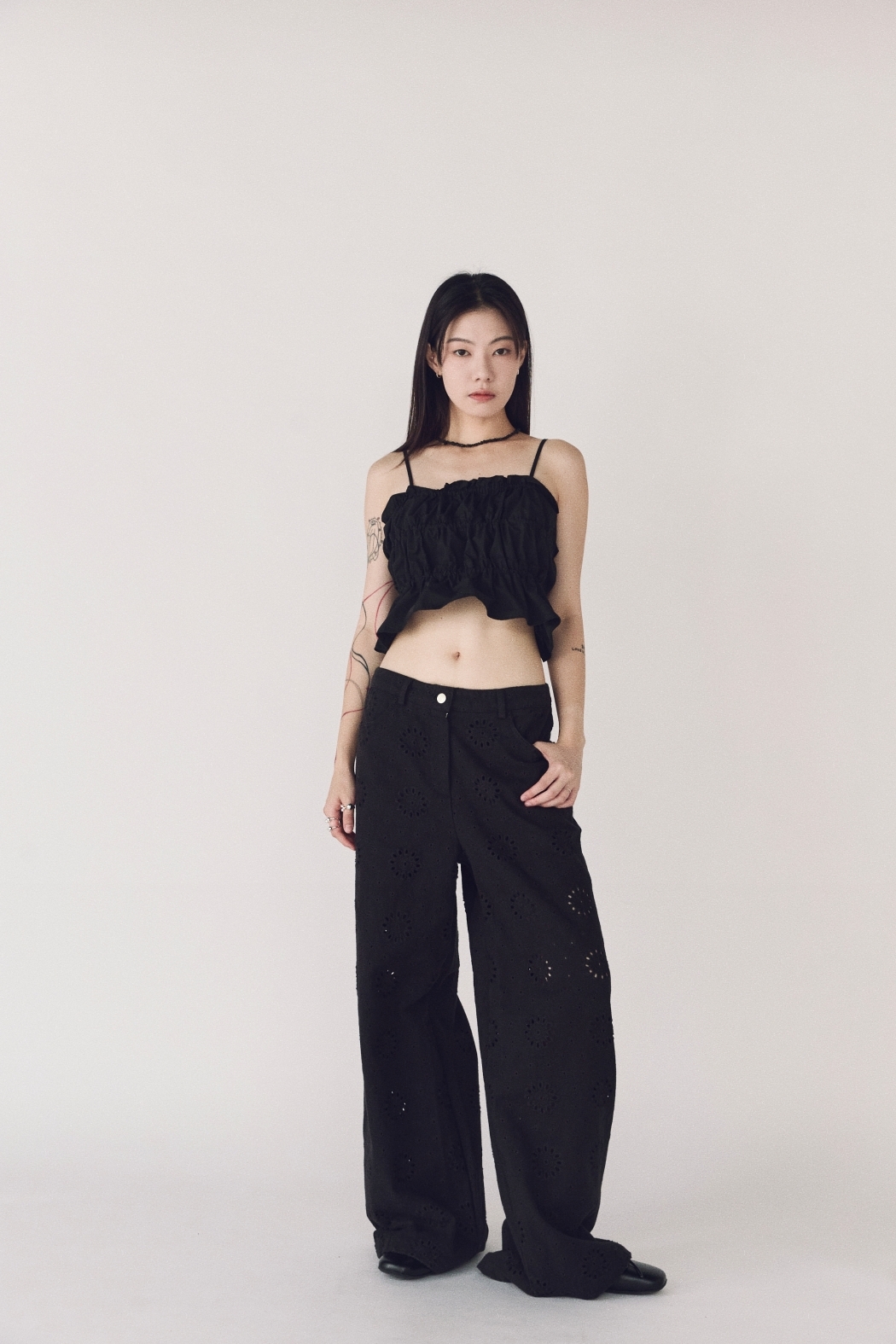 簍空刺繡牛仔褲-黑