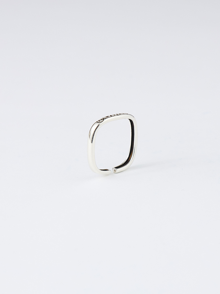 微笑方形字母戒指