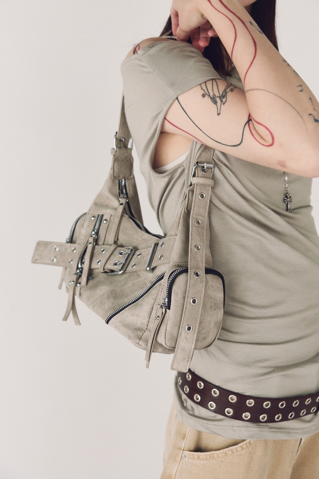 皮帶扣單肩斜跨兩用包-燕麥