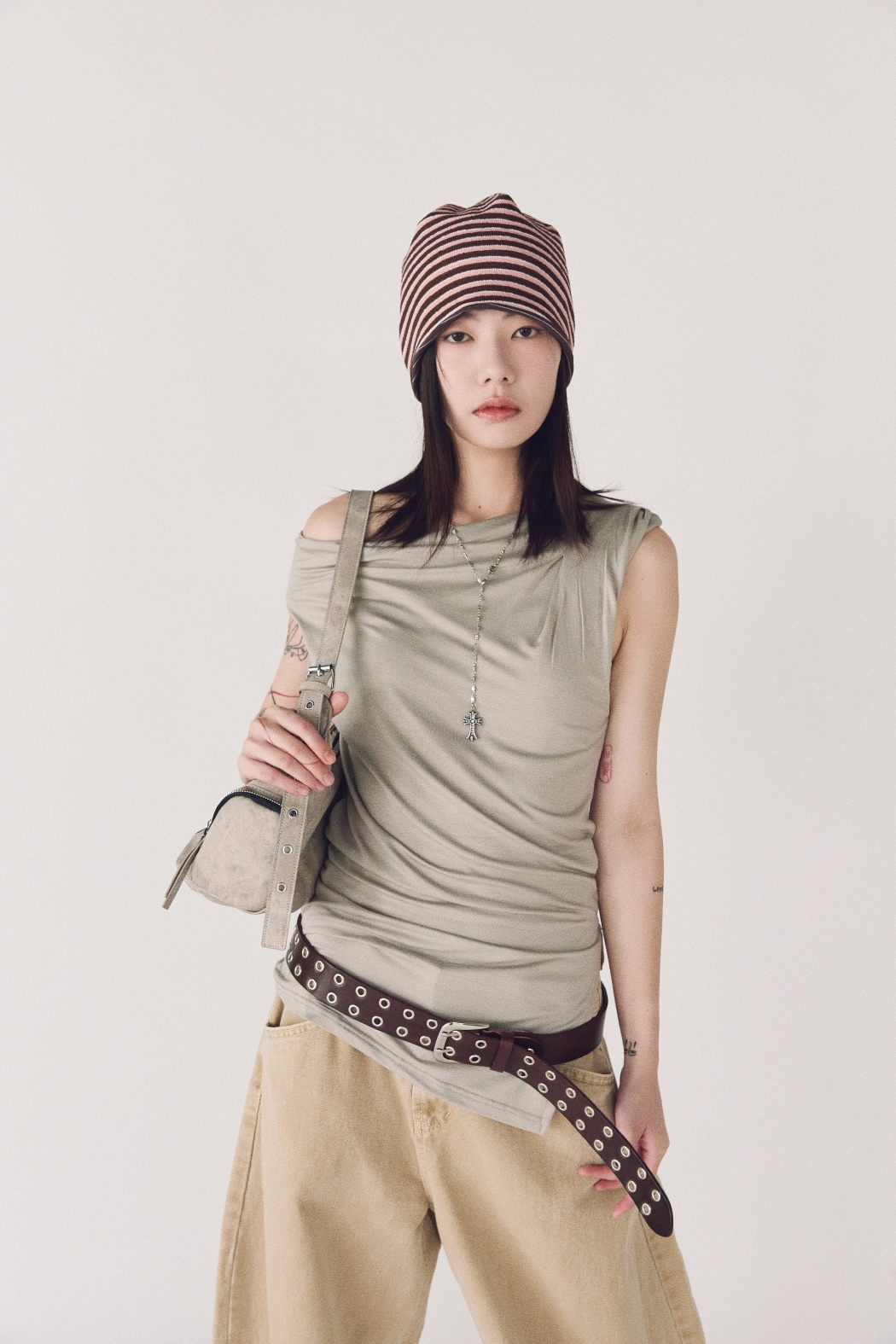 皮帶扣單肩斜跨兩用包-燕麥