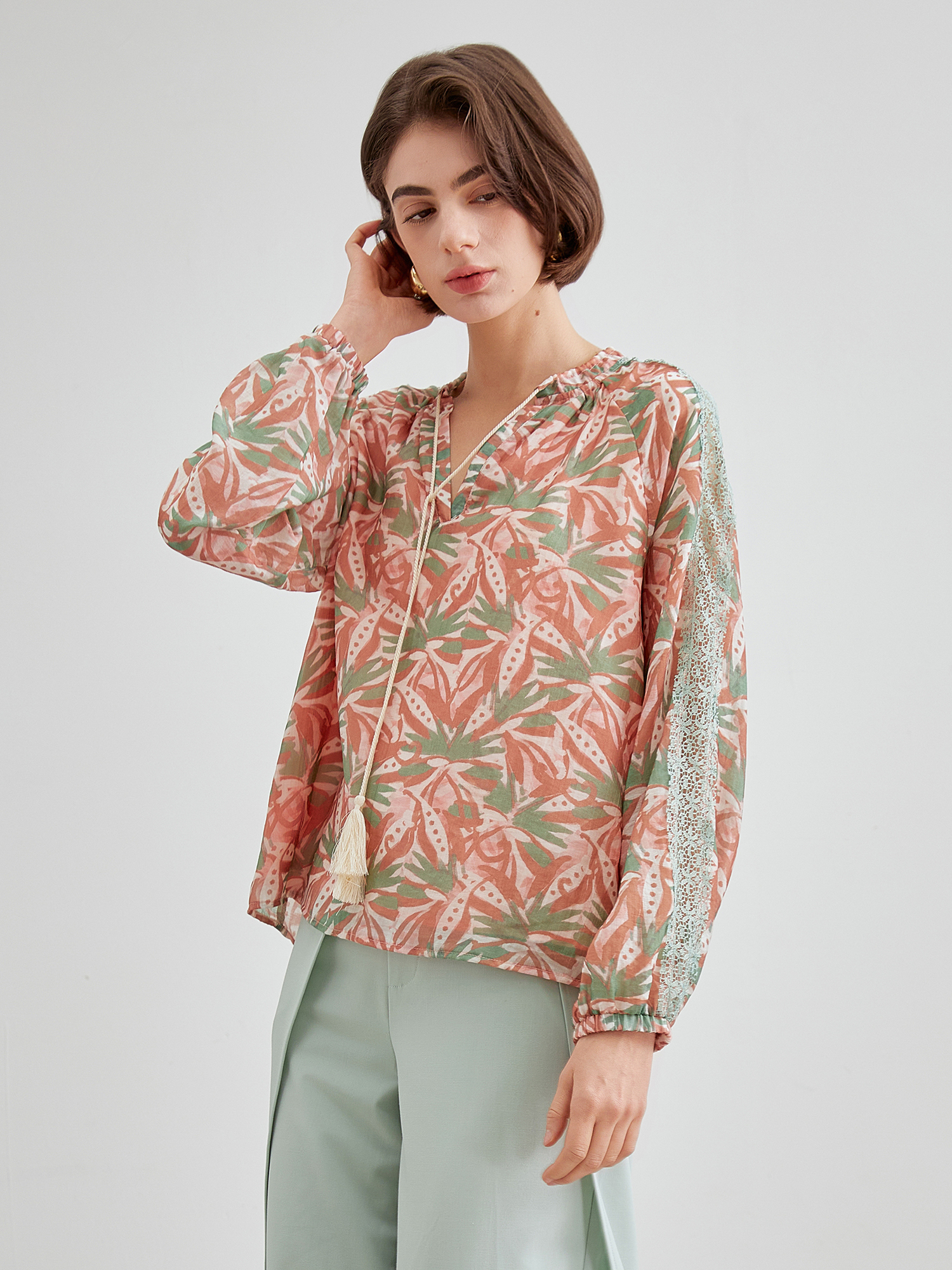 mi-tu 蕾丝拼接印花上衣