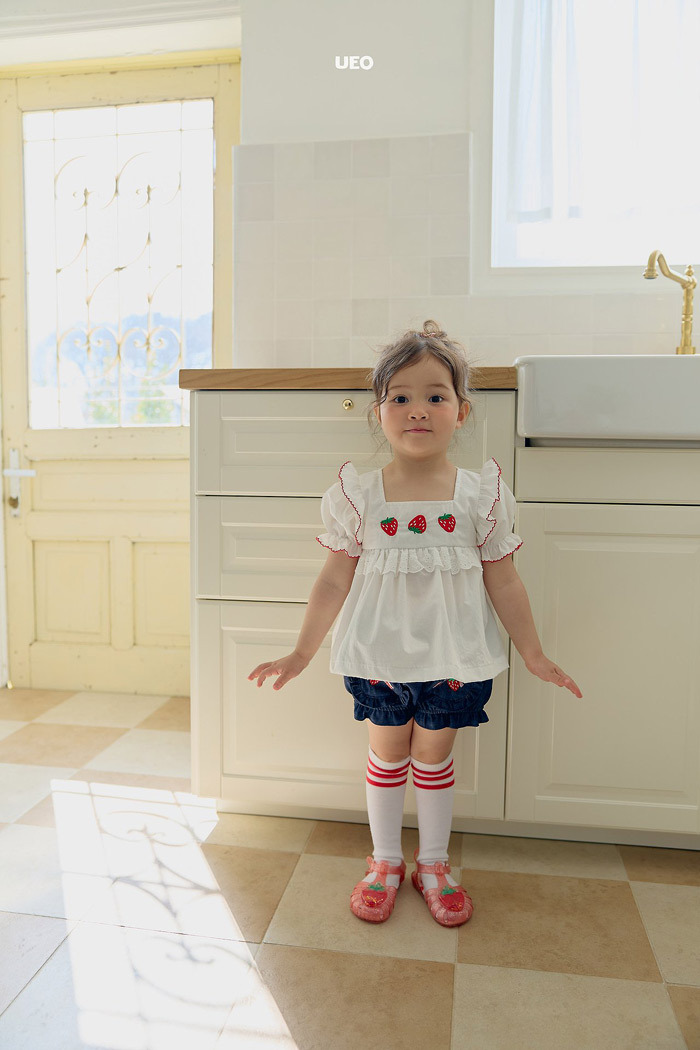 正韓夏UEO 兩色刺繡草莓/櫻桃飛袖上衣