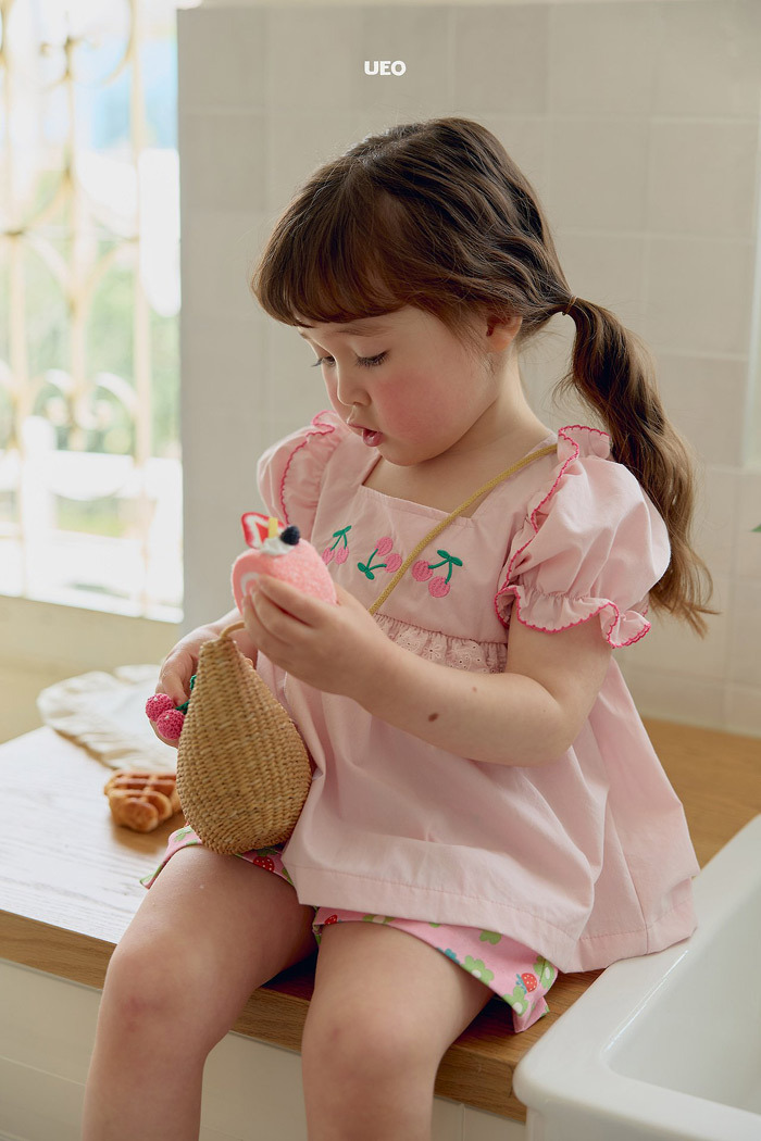 正韓夏UEO 兩色刺繡草莓/櫻桃飛袖上衣