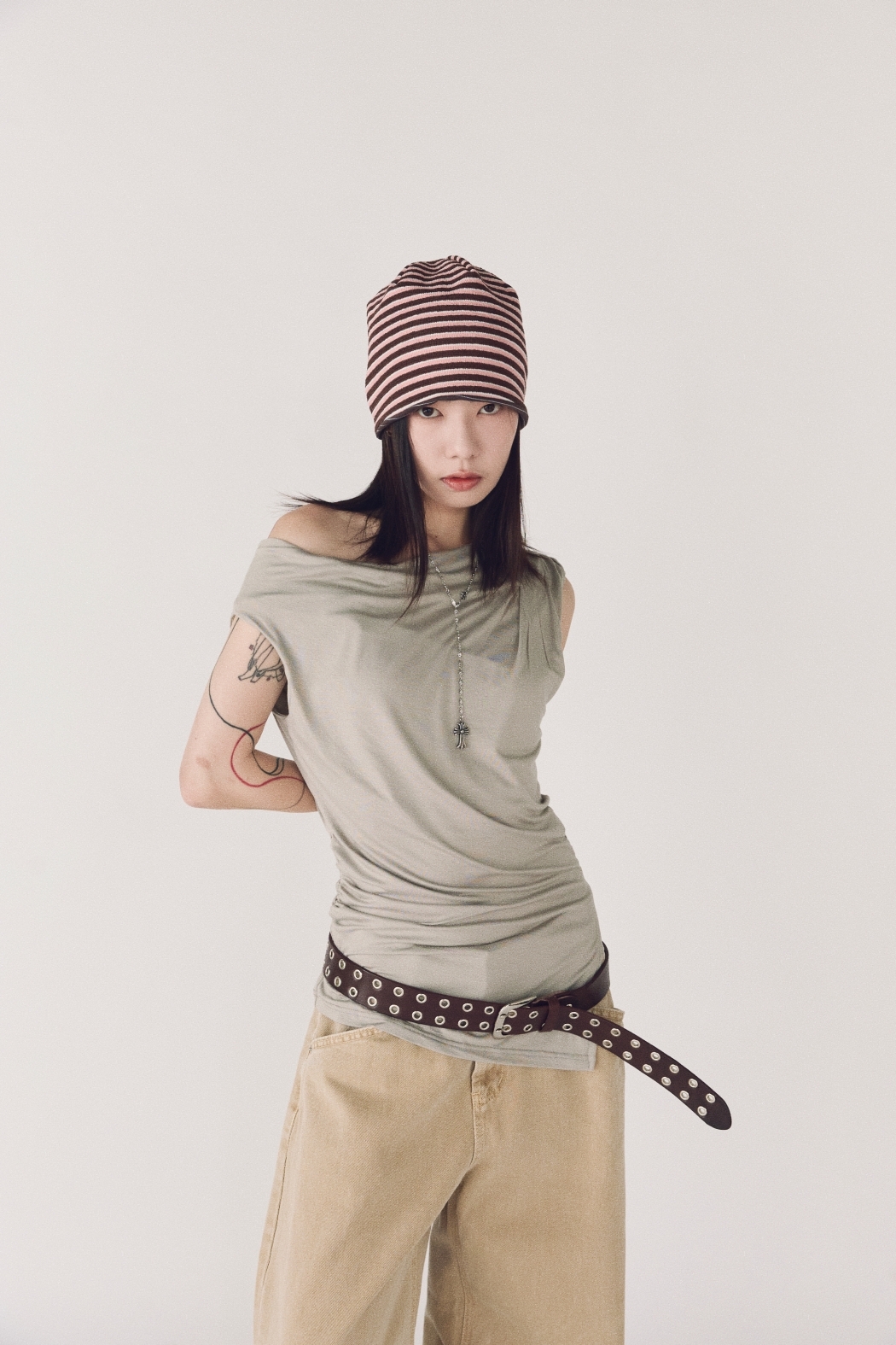 簡約抓皺下開衩上衣-灰杏