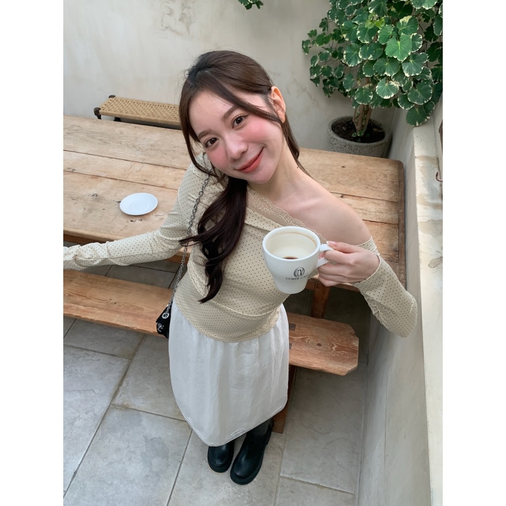 A10 波點甜心 蕾絲花邊斜肩上衣 #9928