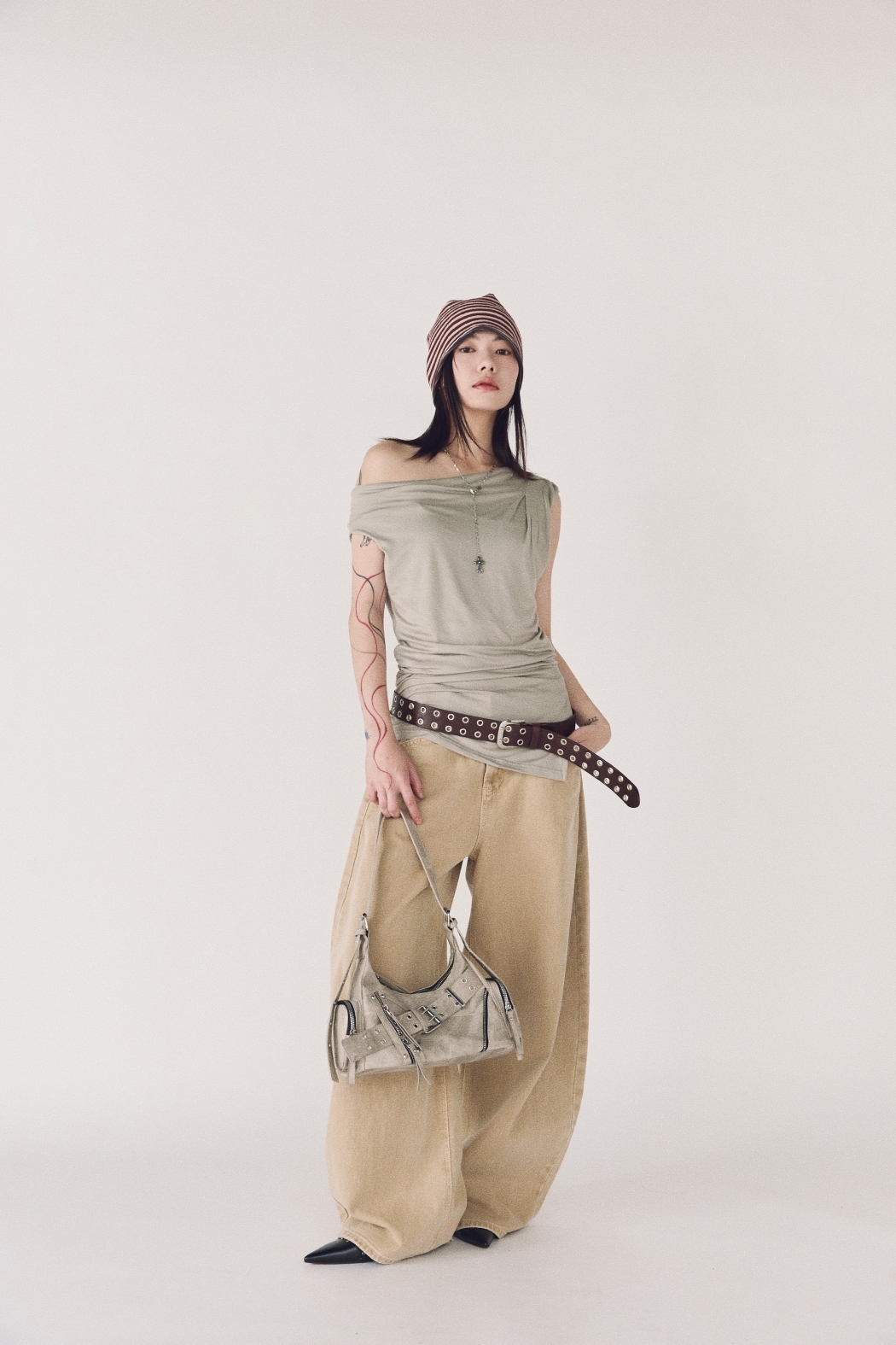 簡約抓皺下開衩上衣-灰杏