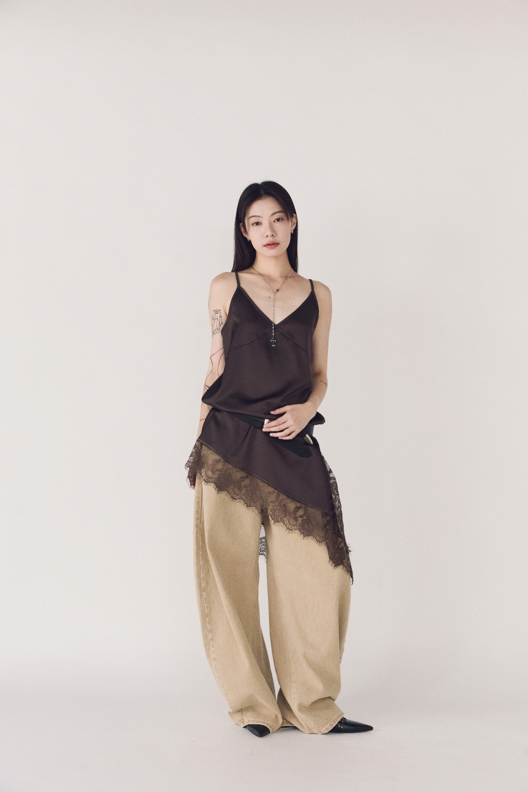 蕾絲鑲邊斜切細肩洋裝