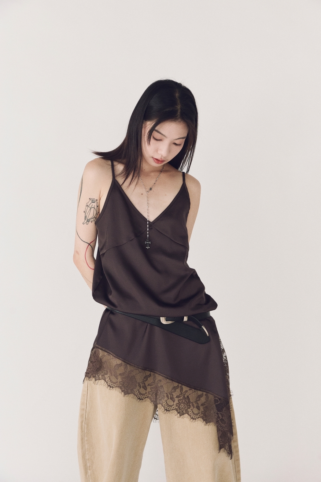 蕾絲鑲邊斜切細肩洋裝