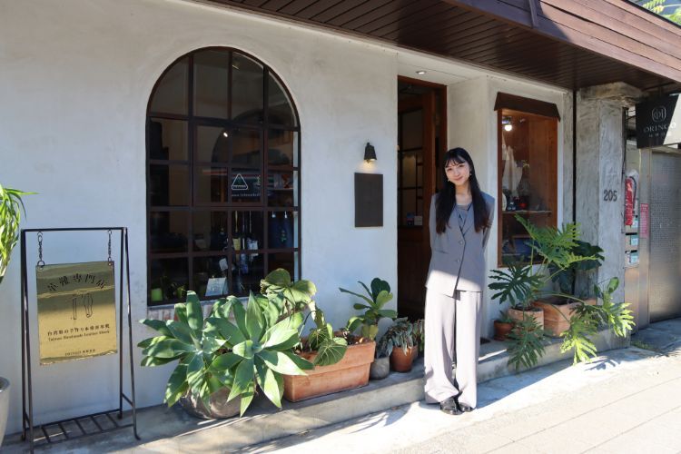 青年紳士鞋獎助計畫獲獎學生穿上林果良品皮鞋在東門店合照