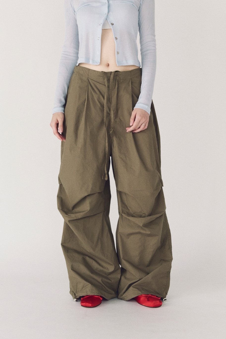 膝打褶降落傘褲