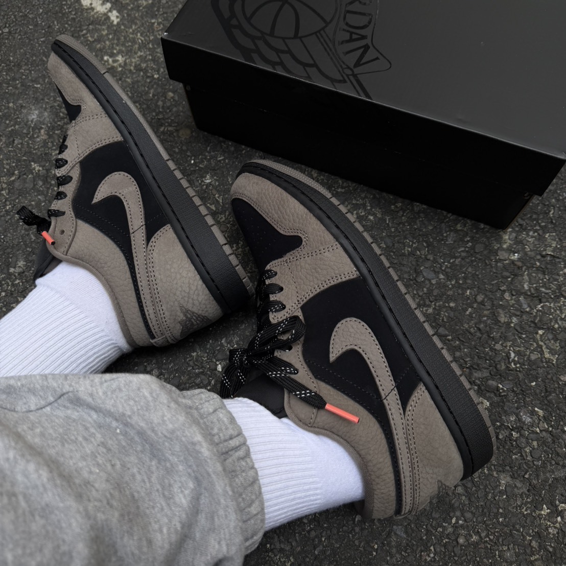 Jordan 1 Low SE "Olive Grey" 摩卡 小倒鉤 男鞋 IB7109-005 大童鞋 IB7111-005