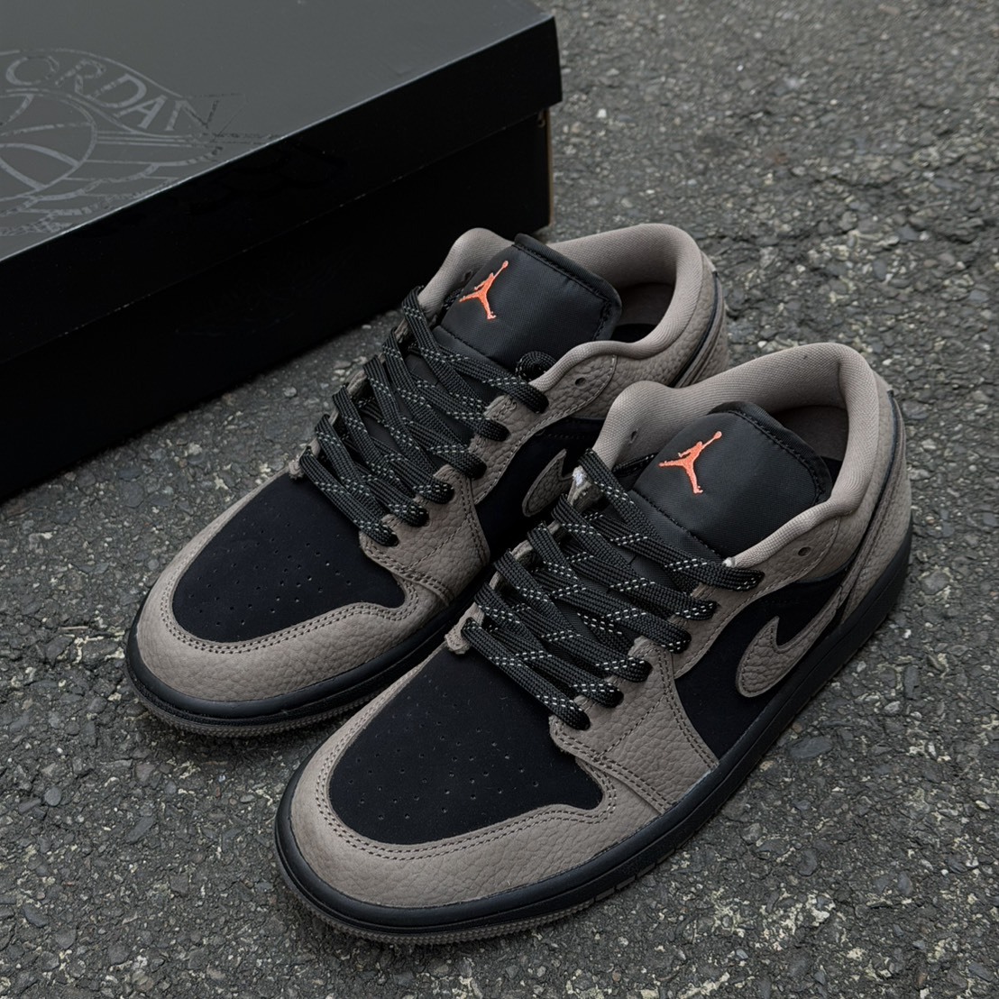 Jordan 1 Low SE "Olive Grey" 摩卡 小倒鉤 男鞋 IB7109-005 大童鞋 IB7111-005