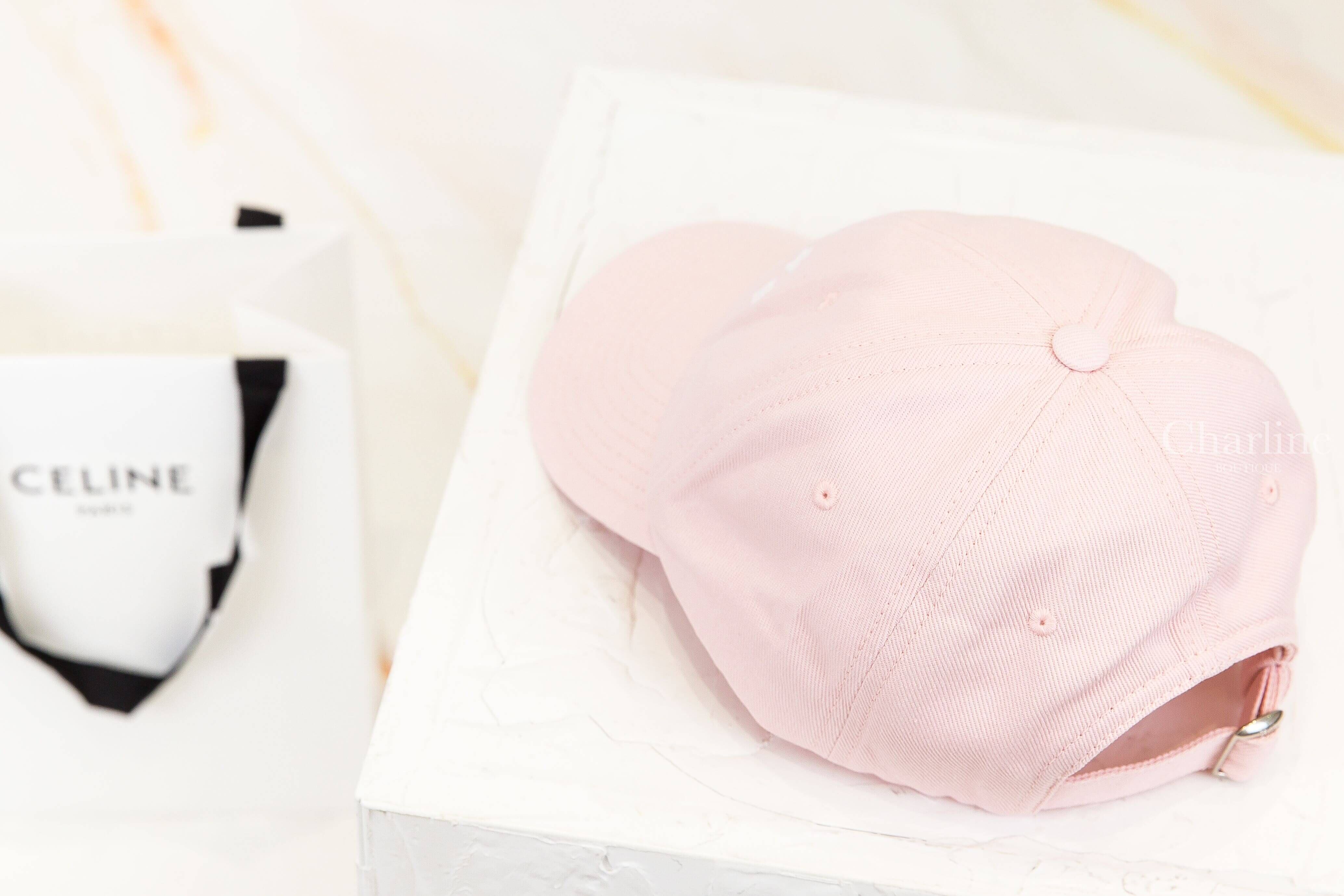 Celine Celine Richelieu Cap In Cotton Twill 淡粉色刺繡白色字母馬車棉質棒球帽-Charline Boutique 精品代購