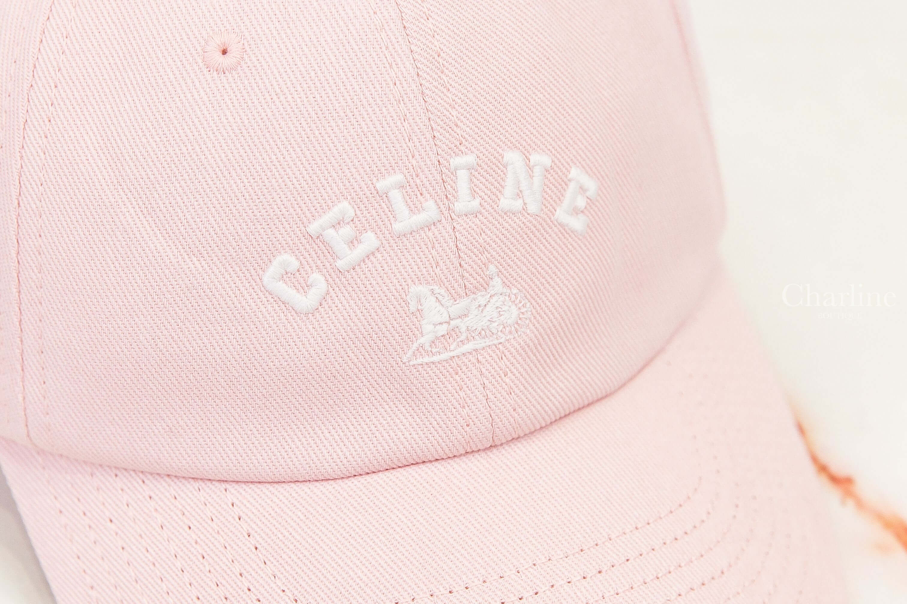 Celine Celine Richelieu Cap In Cotton Twill 淡粉色刺繡白色字母馬車棉質棒球帽