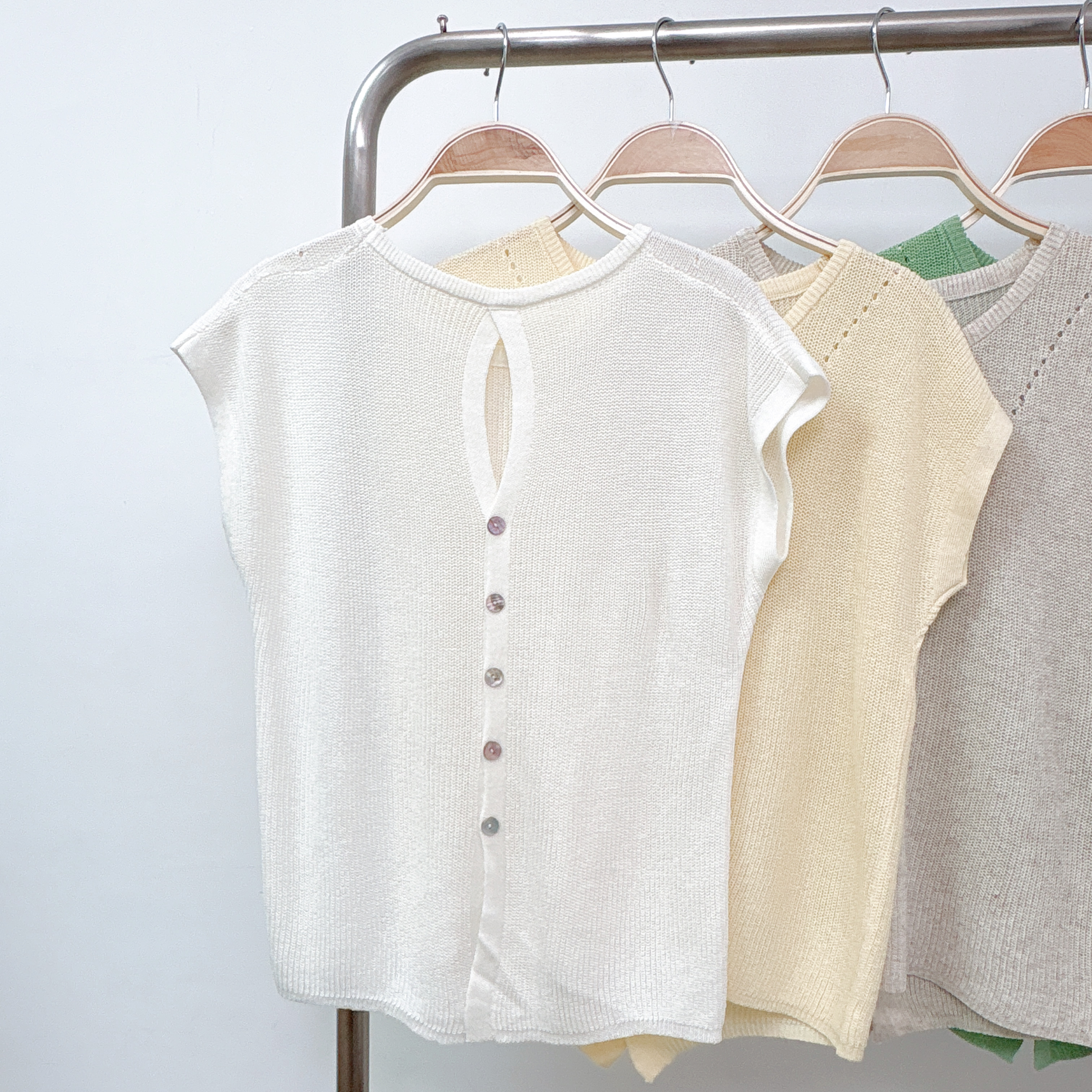 ⭐️⭐️【預訂】後鏤空小露背排鈕開叉腳彈性針織TOP (S49-S56)