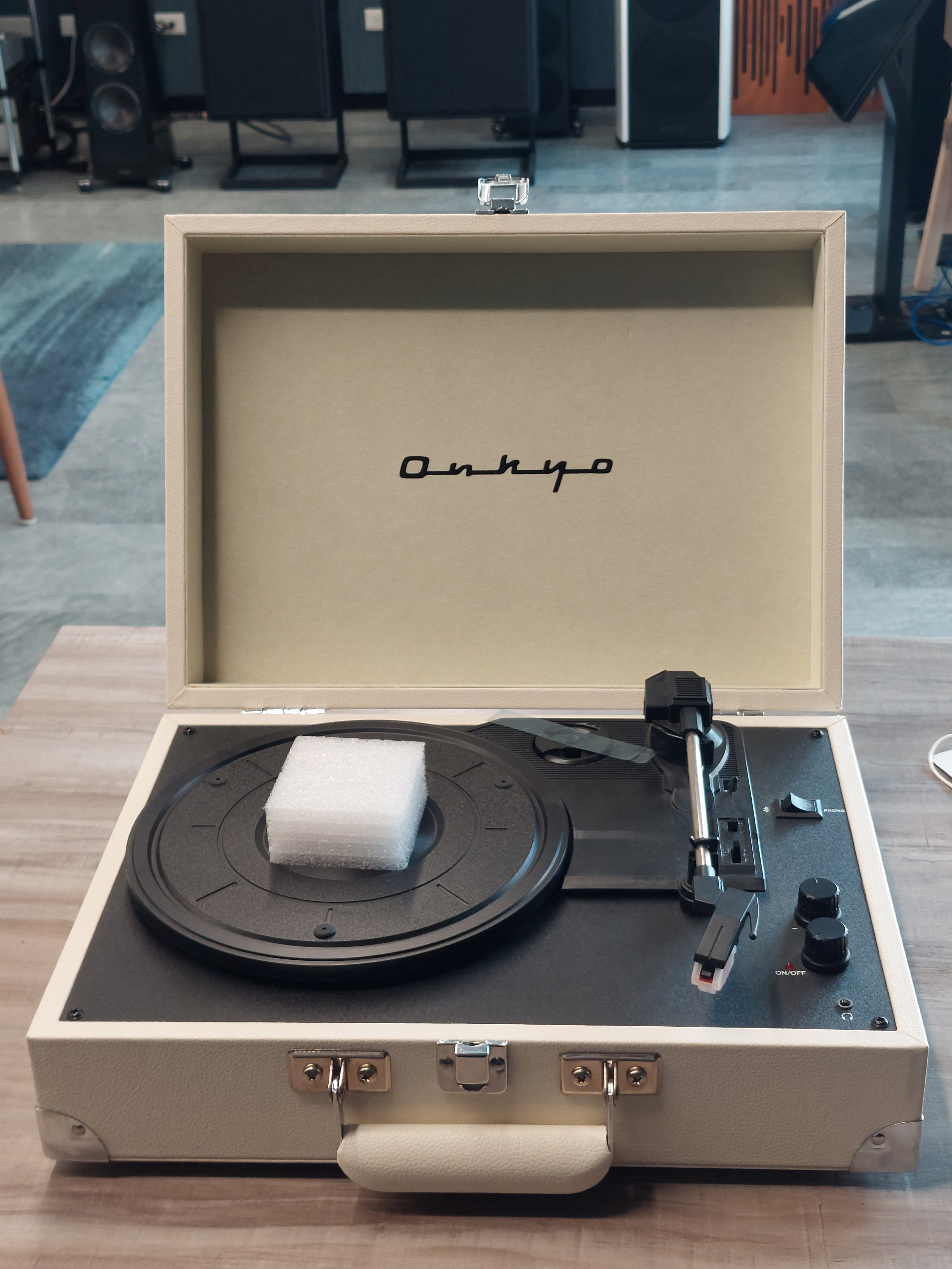 C級福利品｜日本 ONKYO OCP_01 復古手提黑膠唱片機 【奶油白】