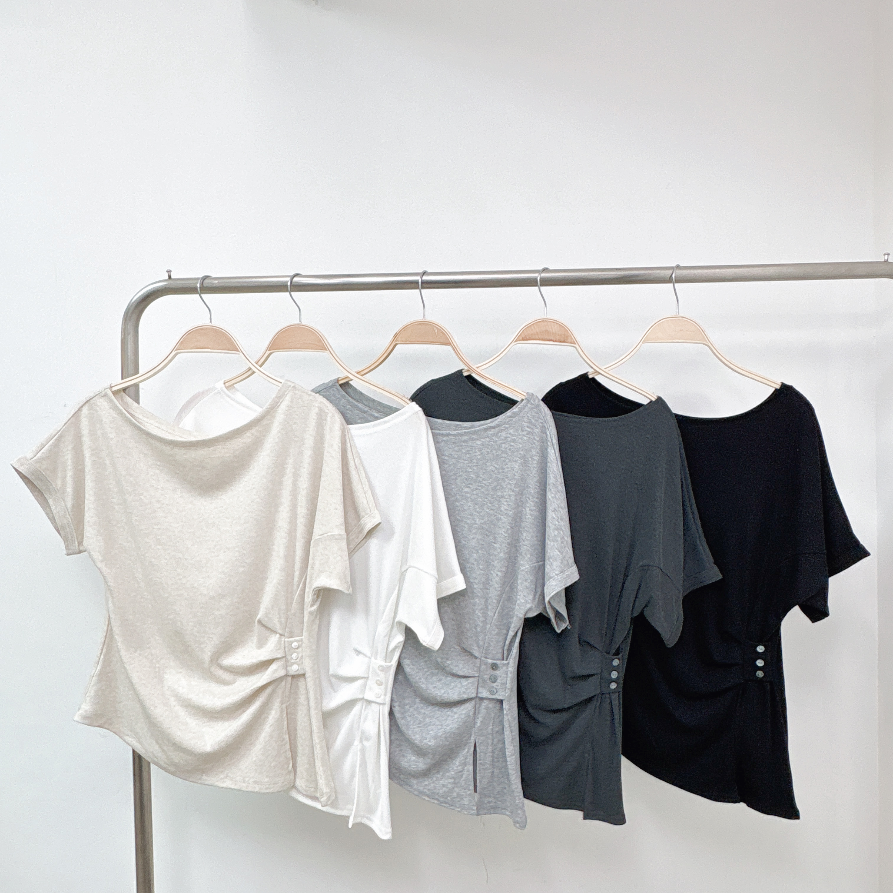 【預訂】側打摺鈕扣裝飾小開叉斜腳修腰彈性TOP (S24-S28)