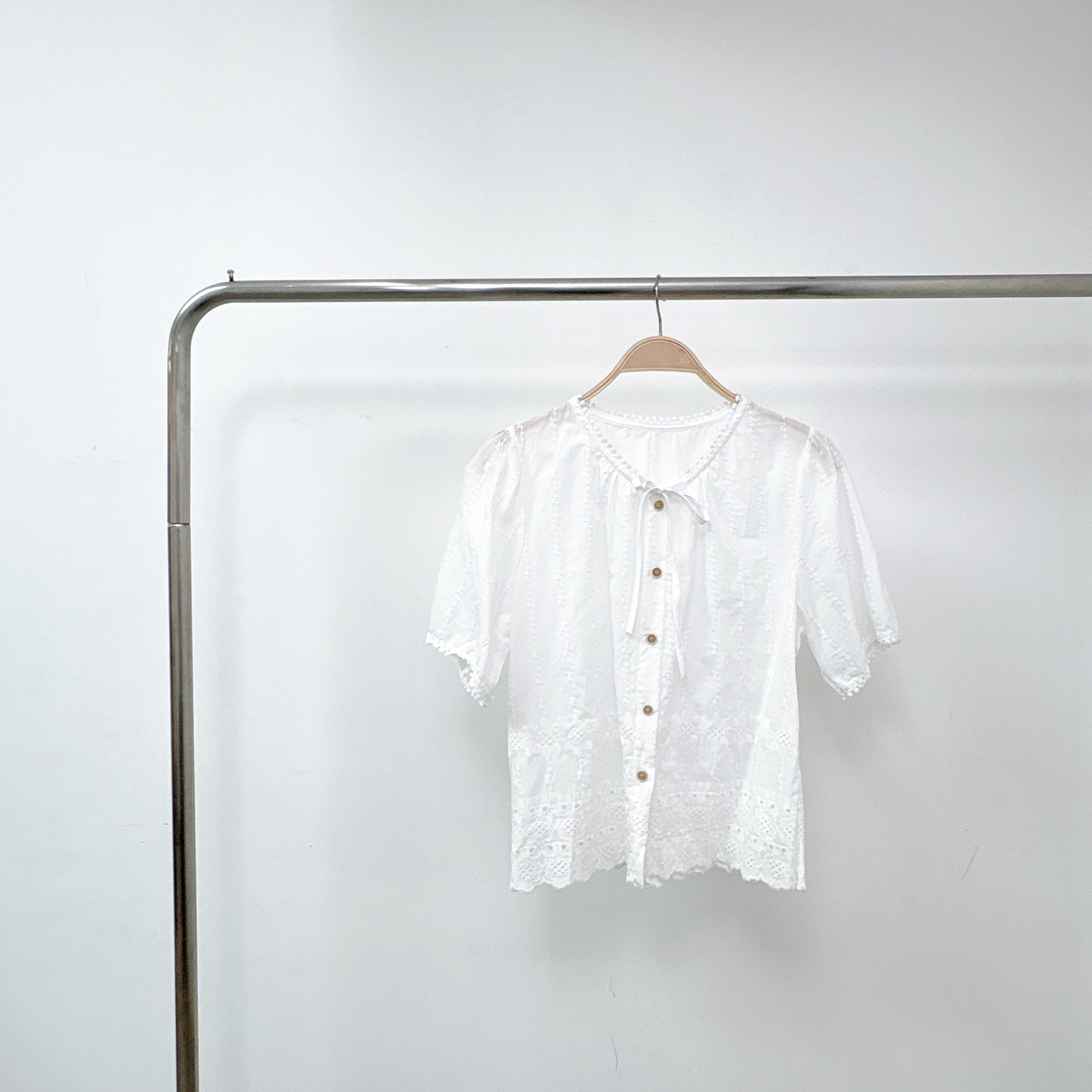 【預訂】白色領位綁結刺繡花紋拼通花腳透薄麻棉開鈕TOP (S14)