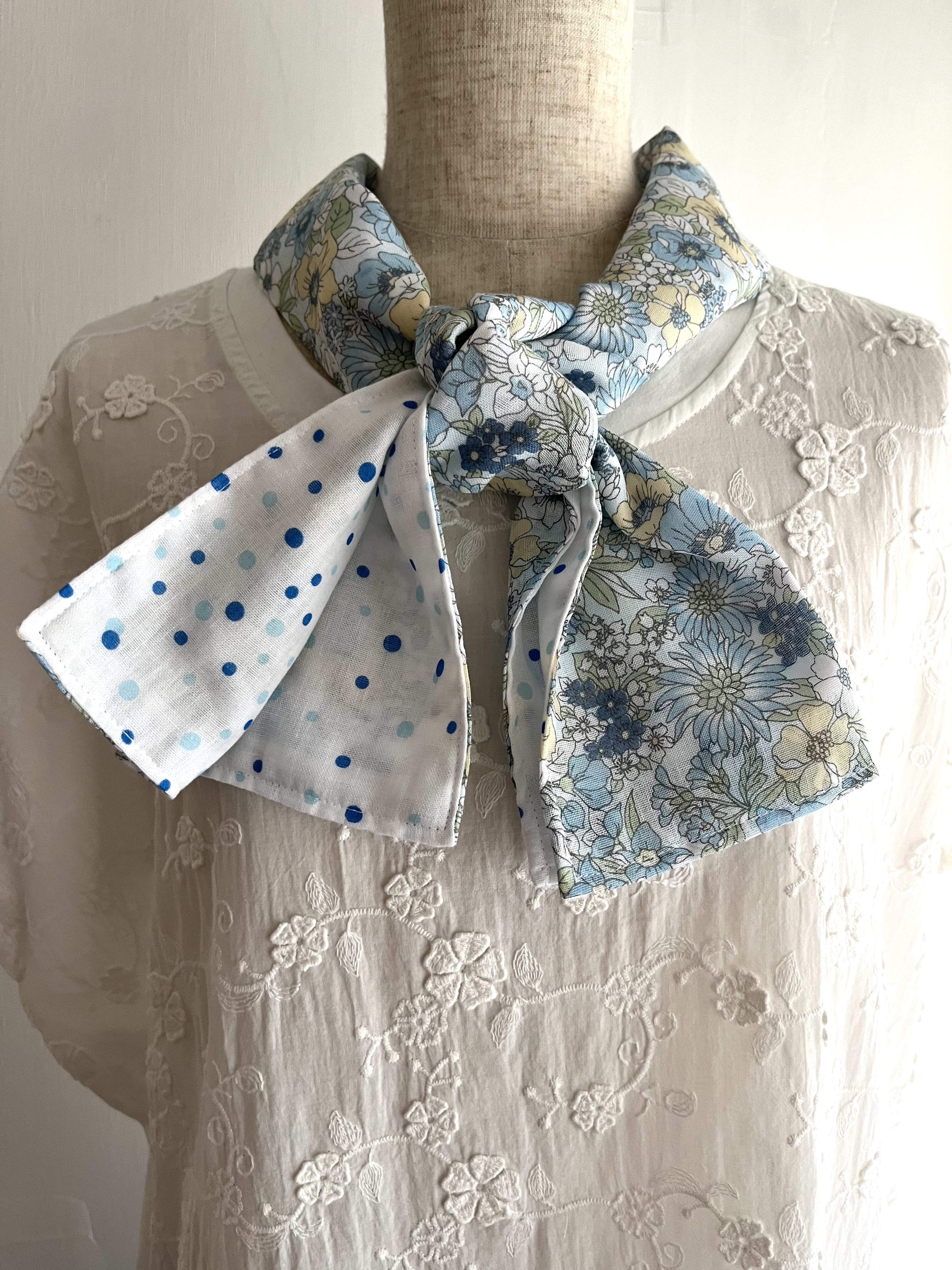 日本製白色碎花拼波點圍巾