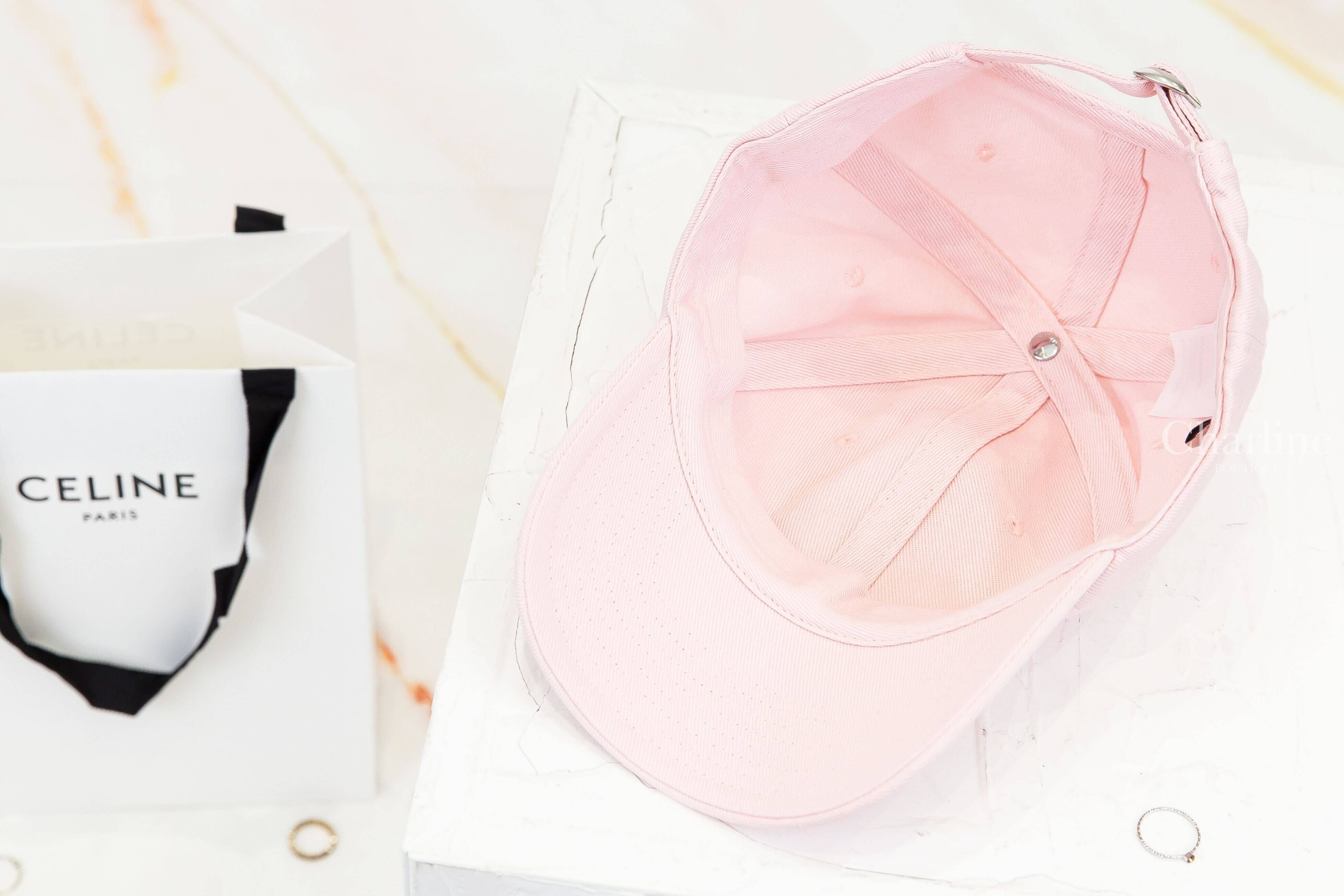 Celine Celine Richelieu Cap In Cotton Twill 淡粉色刺繡白色字母馬車棉質棒球帽-Charline Boutique 精品代購