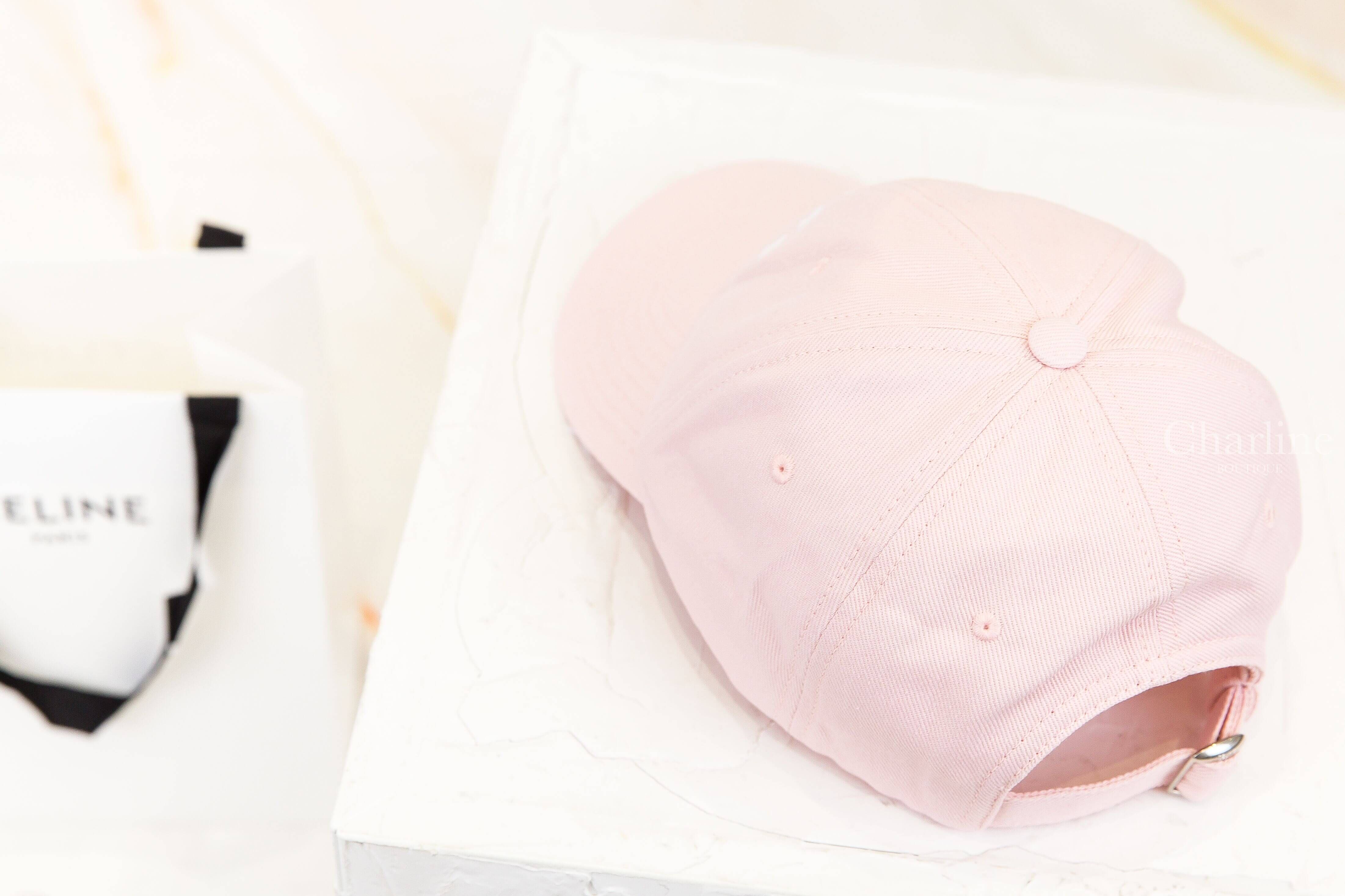 Celine Celine Richelieu Cap In Cotton Twill 淡粉色刺繡白色字母馬車棉質棒球帽-Charline Boutique 精品代購