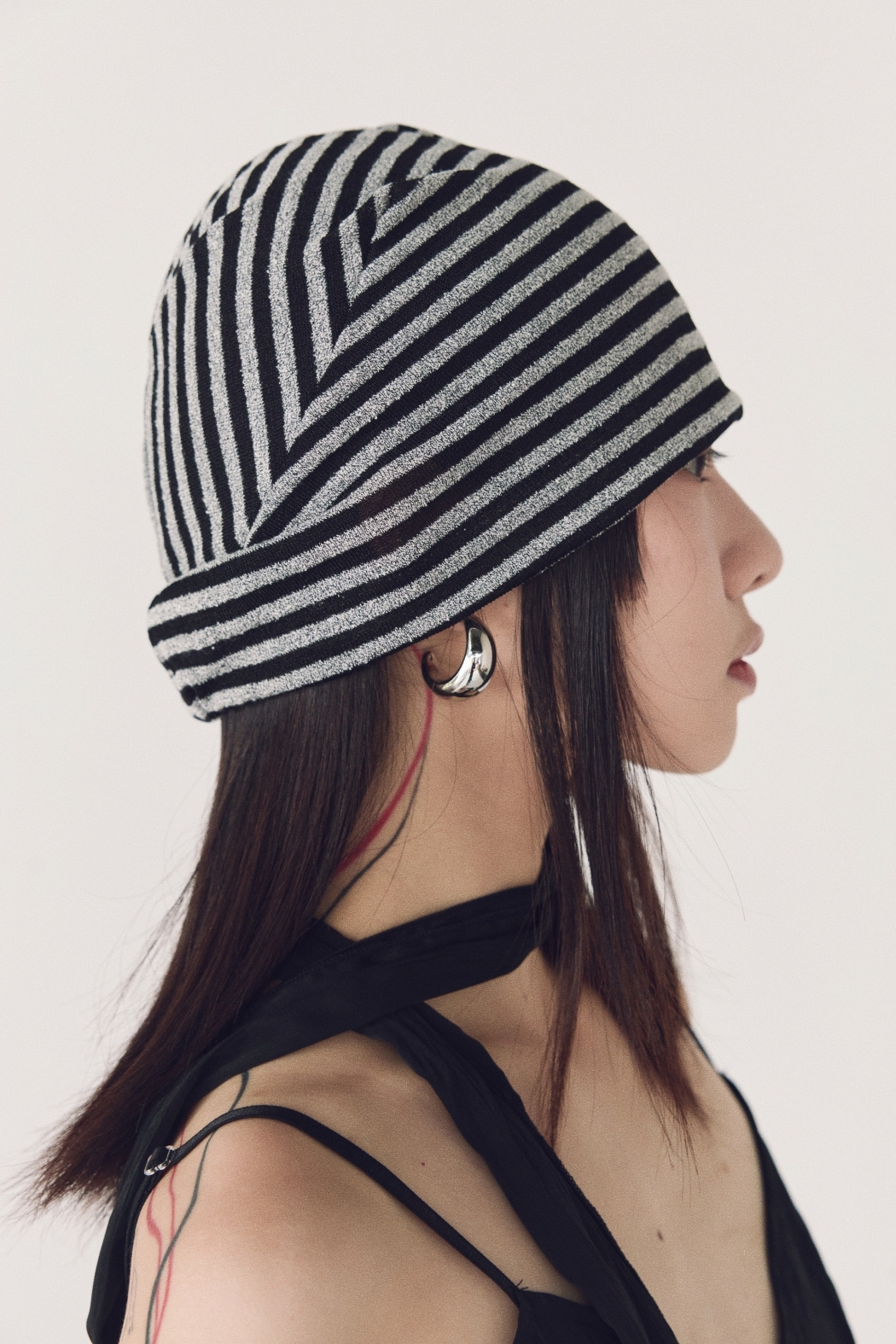 顯臉小條紋針織冷帽-黑