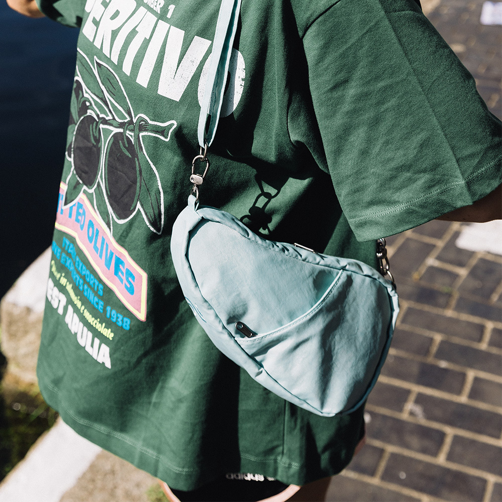 基本款 TEXTURED NYLON BAGLETT 斜背包-湖水藍