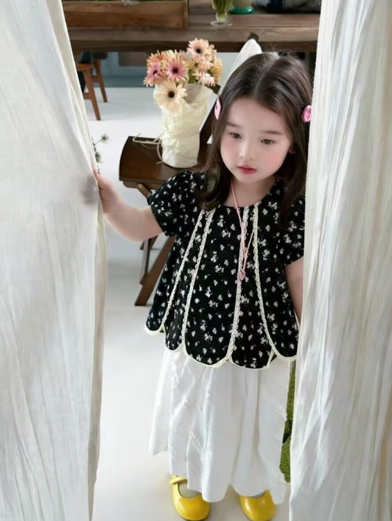 DDC04T081BK  DODO Wardrobe -雅緻小碎花拼接花瓣上衣