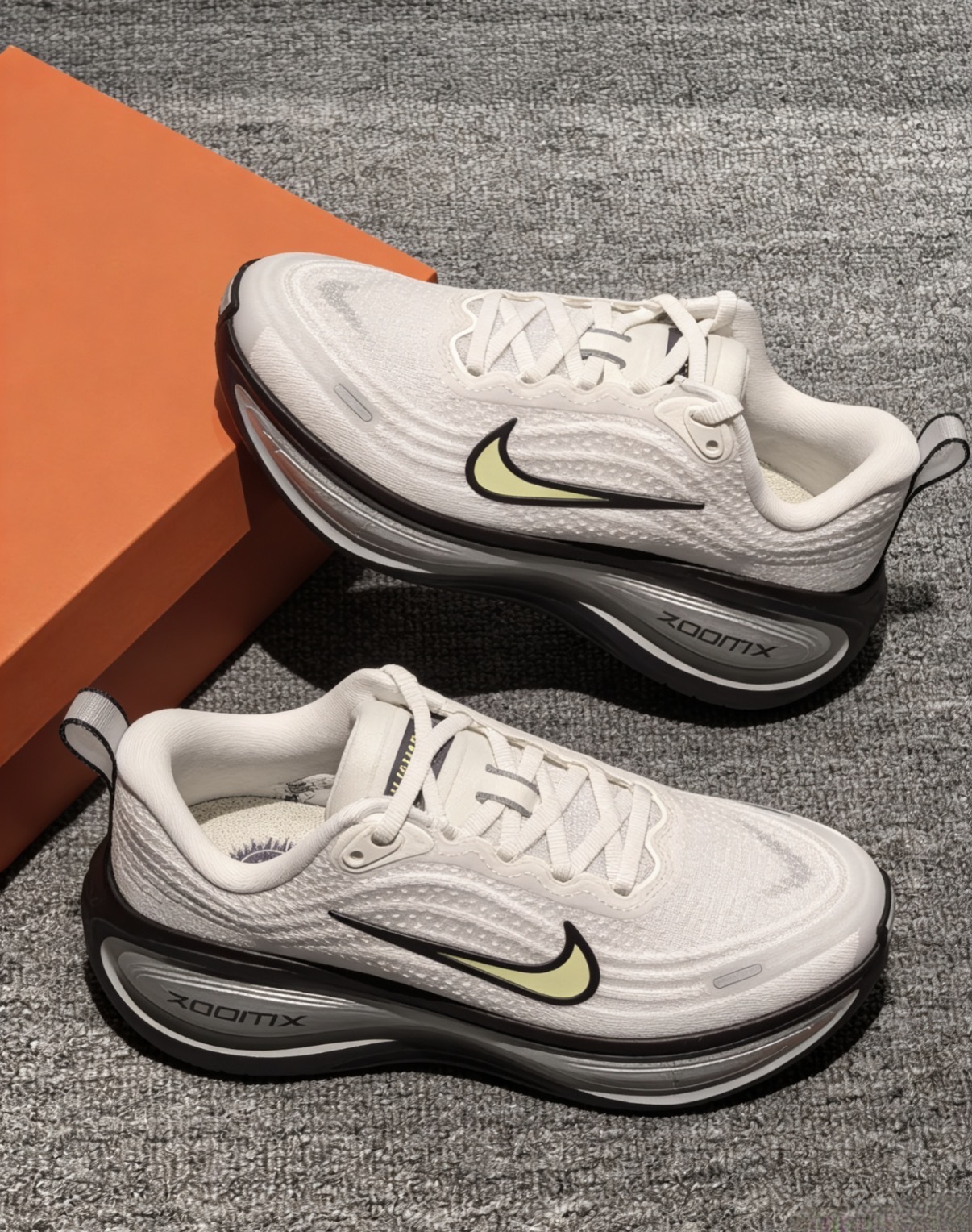 女鞋 NIKE W VOMERO PLUS 白綠灰 氣墊 緩震 透氣 慢跑 運動鞋【IR7597-170】