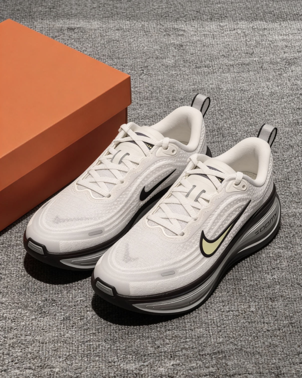 女鞋 NIKE W VOMERO PLUS 白綠灰 氣墊 緩震 透氣 慢跑 運動鞋【IR7597-170】