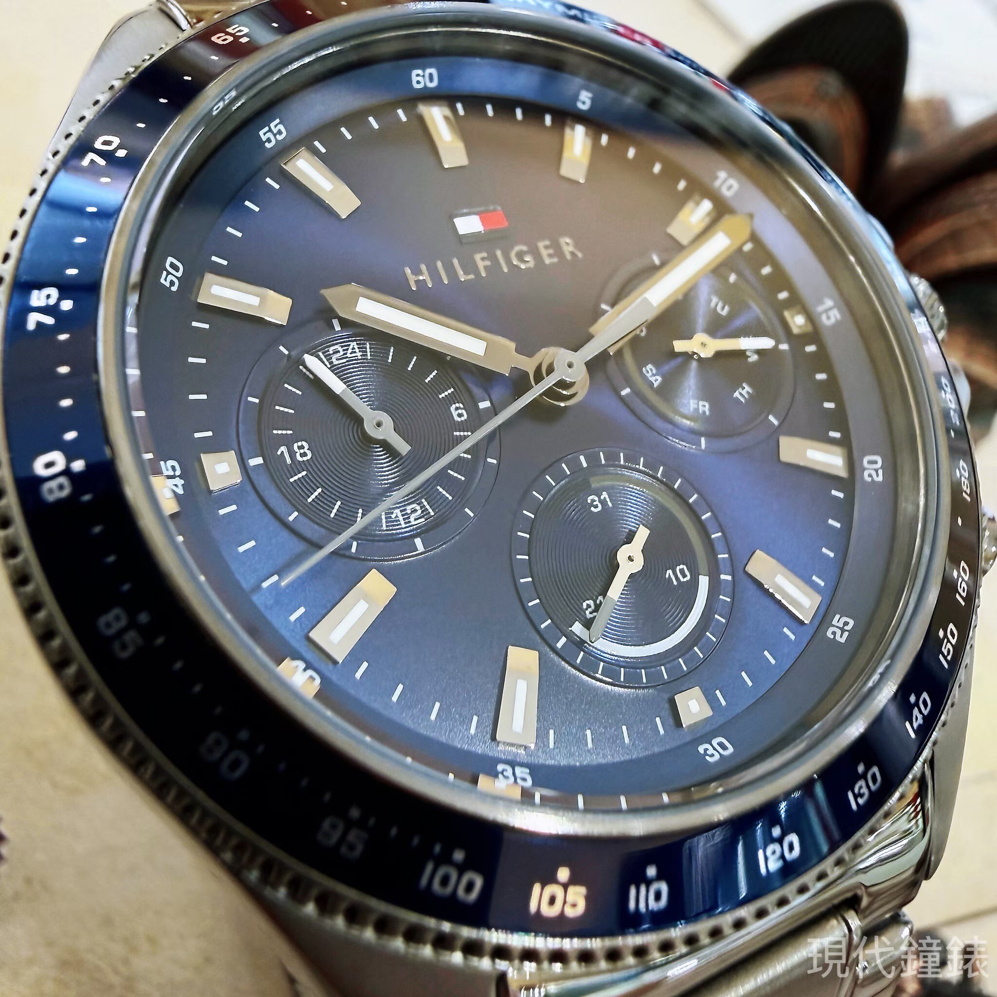 【Tommy Hilfiger】鎗色殼深藍面三眼不鏽鋼腕錶1710707 44mm 現代鐘錶