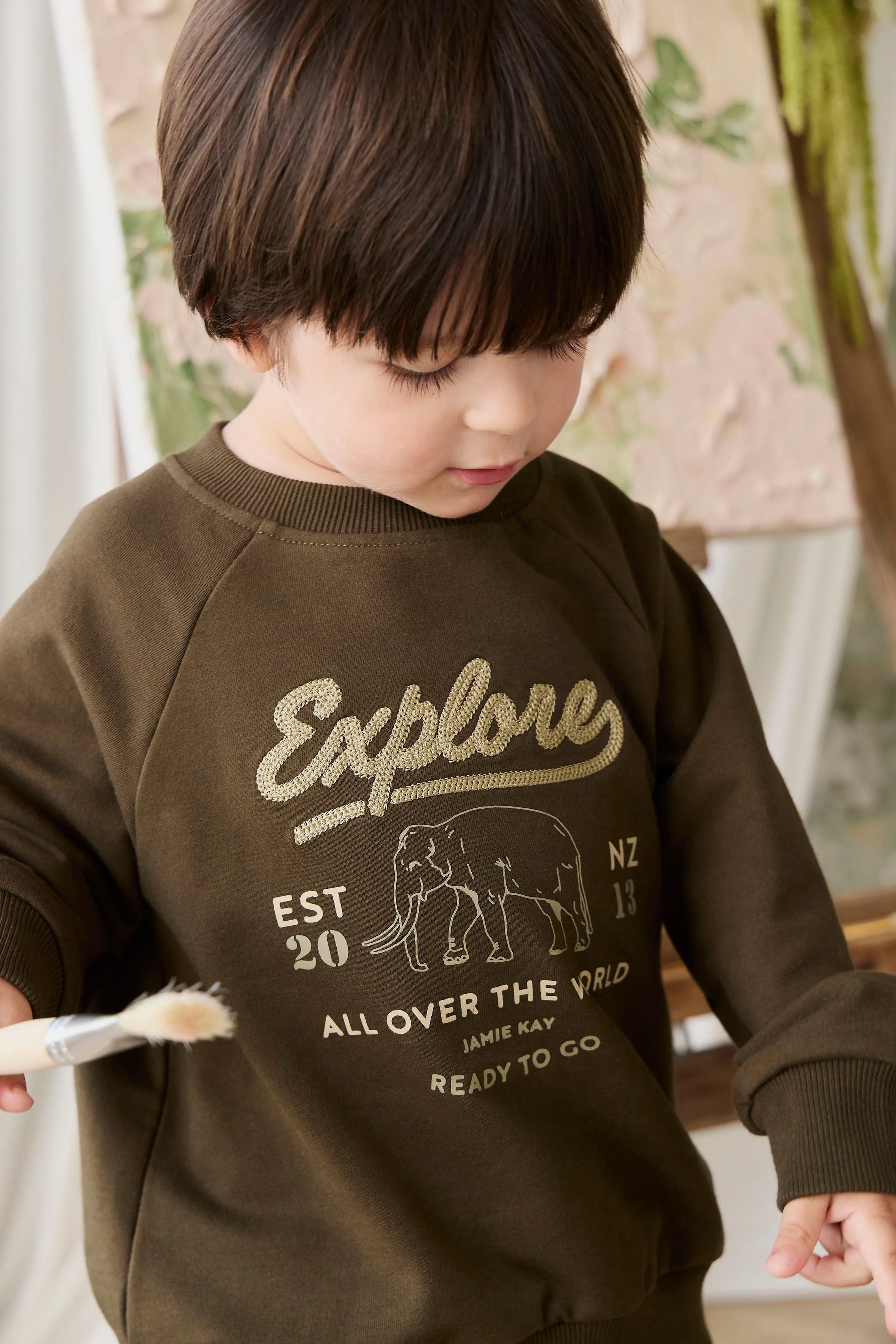【預購】JAMIE KAY -Organic Cotton Duncan Sweatshirt（Deep Olive Elephant Explore）
