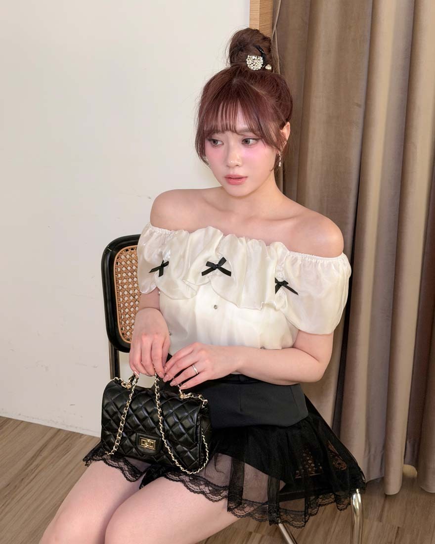 LINA LINA甜美定情蝴蝶結荷葉鑽石一字領上衣-優雅杏