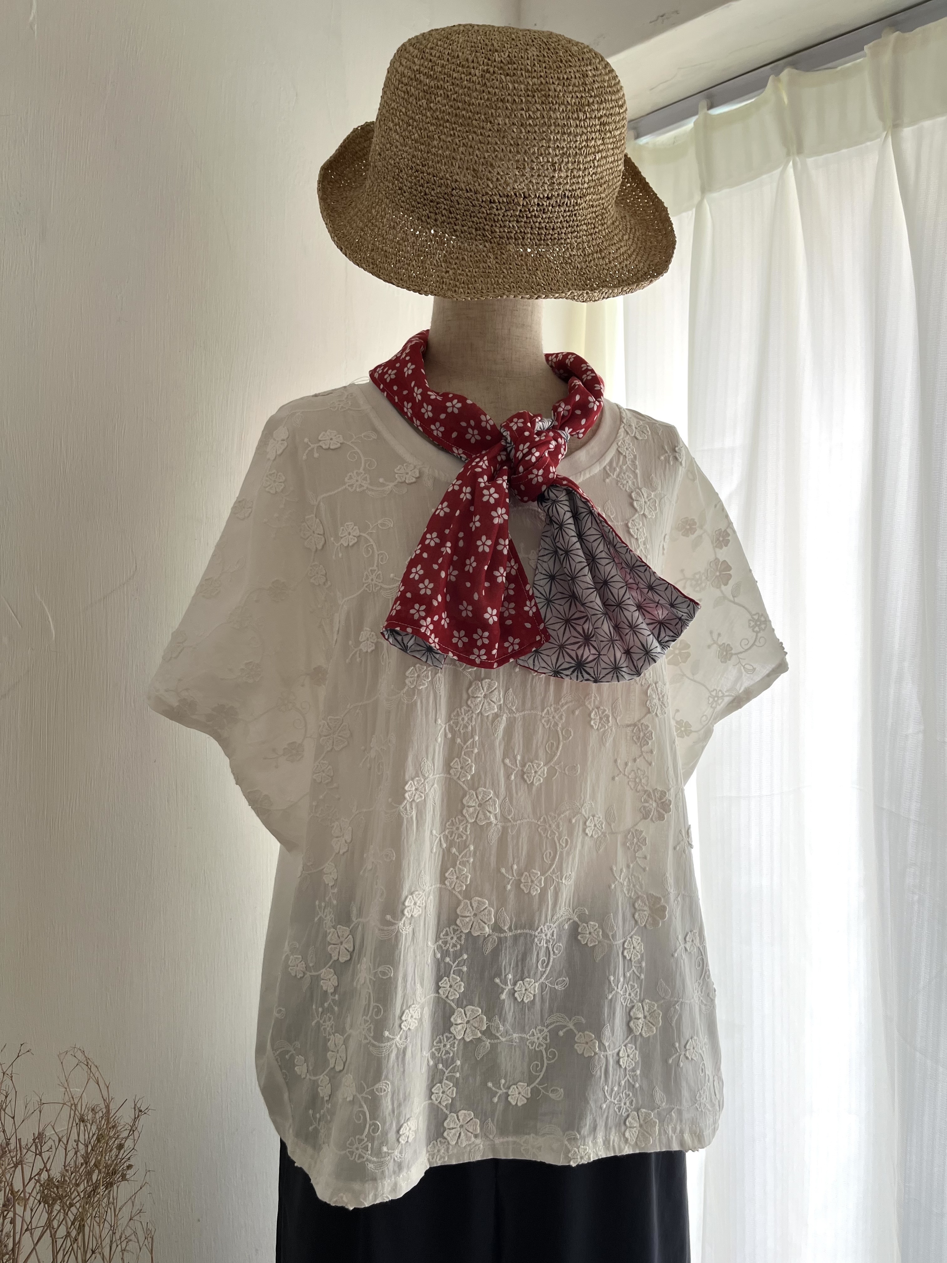 白色拼布刺繡立體花top