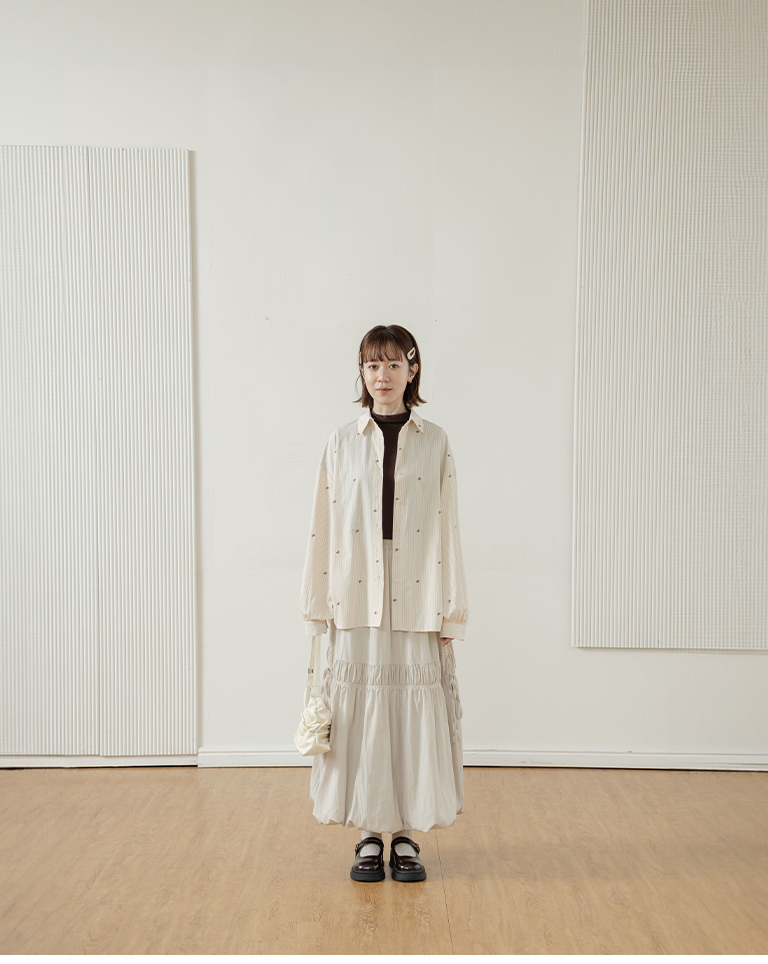 Striped bow-embroidered, side-gathered, wide-fit shirt, available in two colors.【01025770】in stock+pre-order