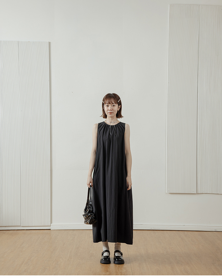 Simple sleeveless long dress with delicate pleats at the neckline, available in two colors.【01087254】in stock+pre-order