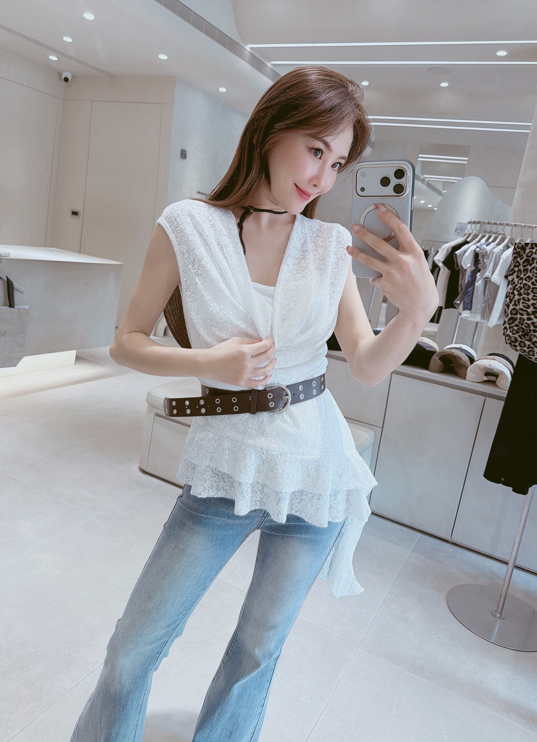 洞洞皮帶+不規則蕾絲花背心